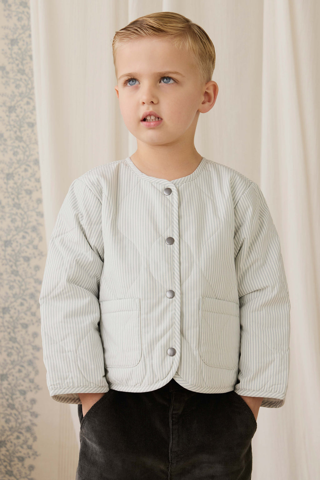 Veste matelassée boutonnée pour enfant, bleu nuage à fines rayures, avec poches plaquées