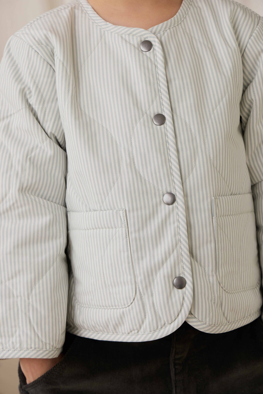 Veste matelassée boutonnée pour enfant, bleu nuage à fines rayures, avec poches plaquées