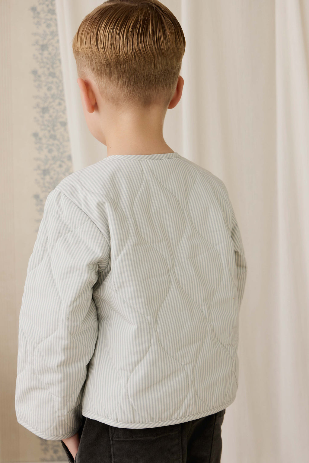 Veste matelassée boutonnée pour enfant, bleu nuage à fines rayures, avec poches plaquées