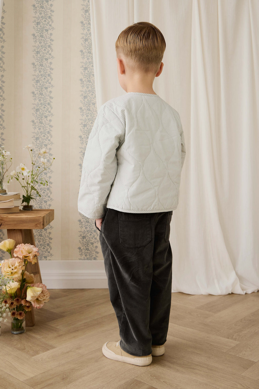Veste matelassée boutonnée pour enfant, bleu nuage à fines rayures, avec poches plaquées