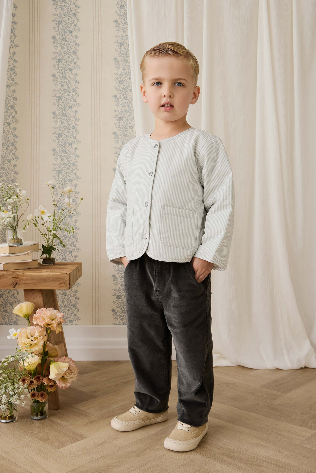 Veste matelassée boutonnée pour enfant, bleu nuage à fines rayures, avec poches plaquées