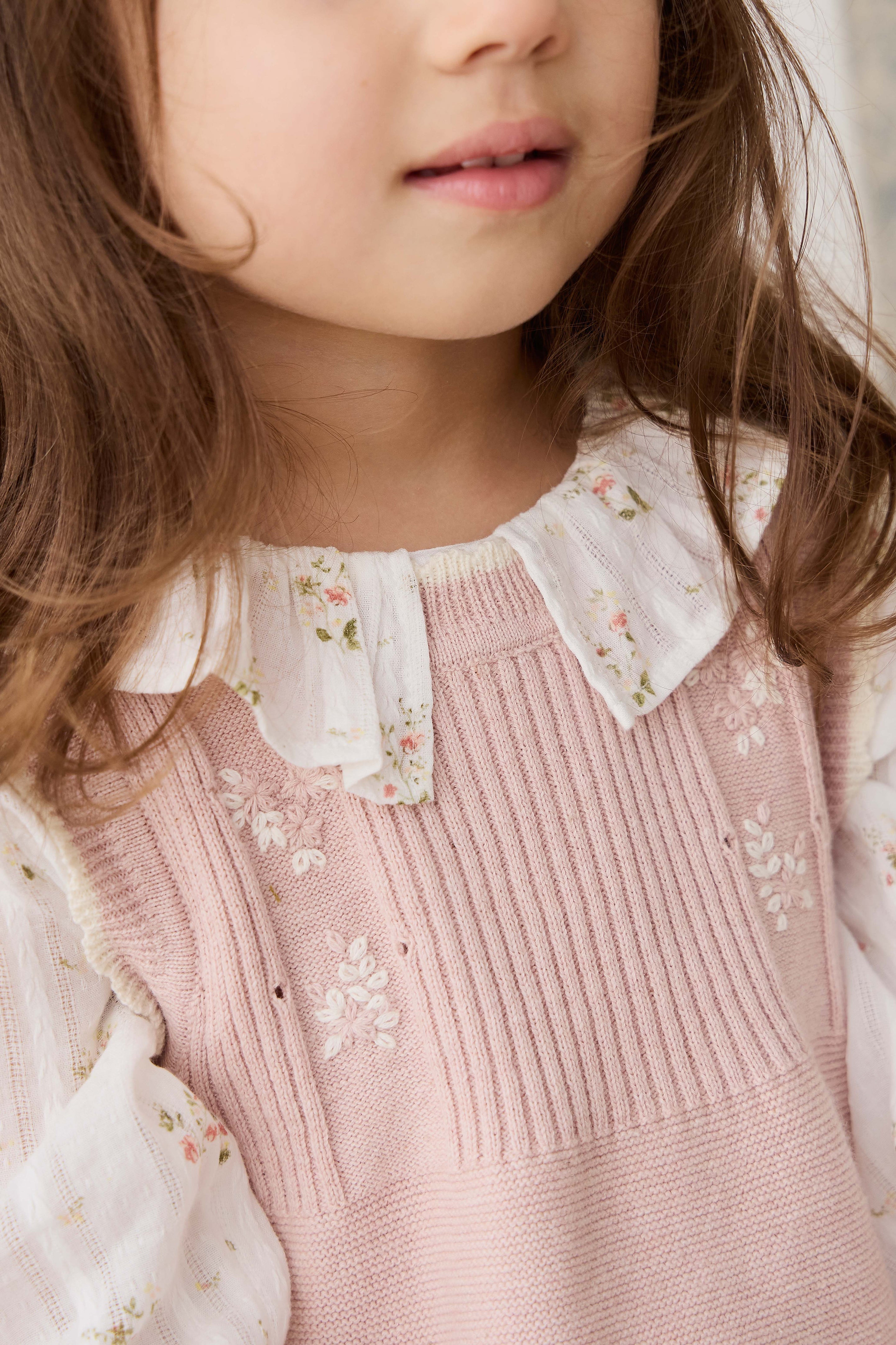 Haut en maille côtelée de coton sans manches pour fille, avec broderies florales, rose blush