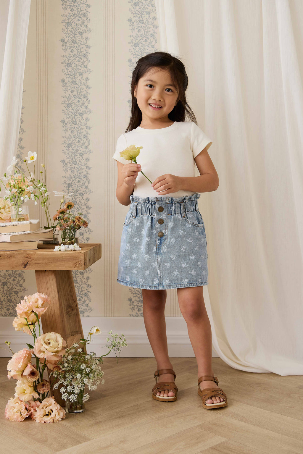 Jupe en jean taille paperbag bleu clair à fleurs avec boutons pour fille