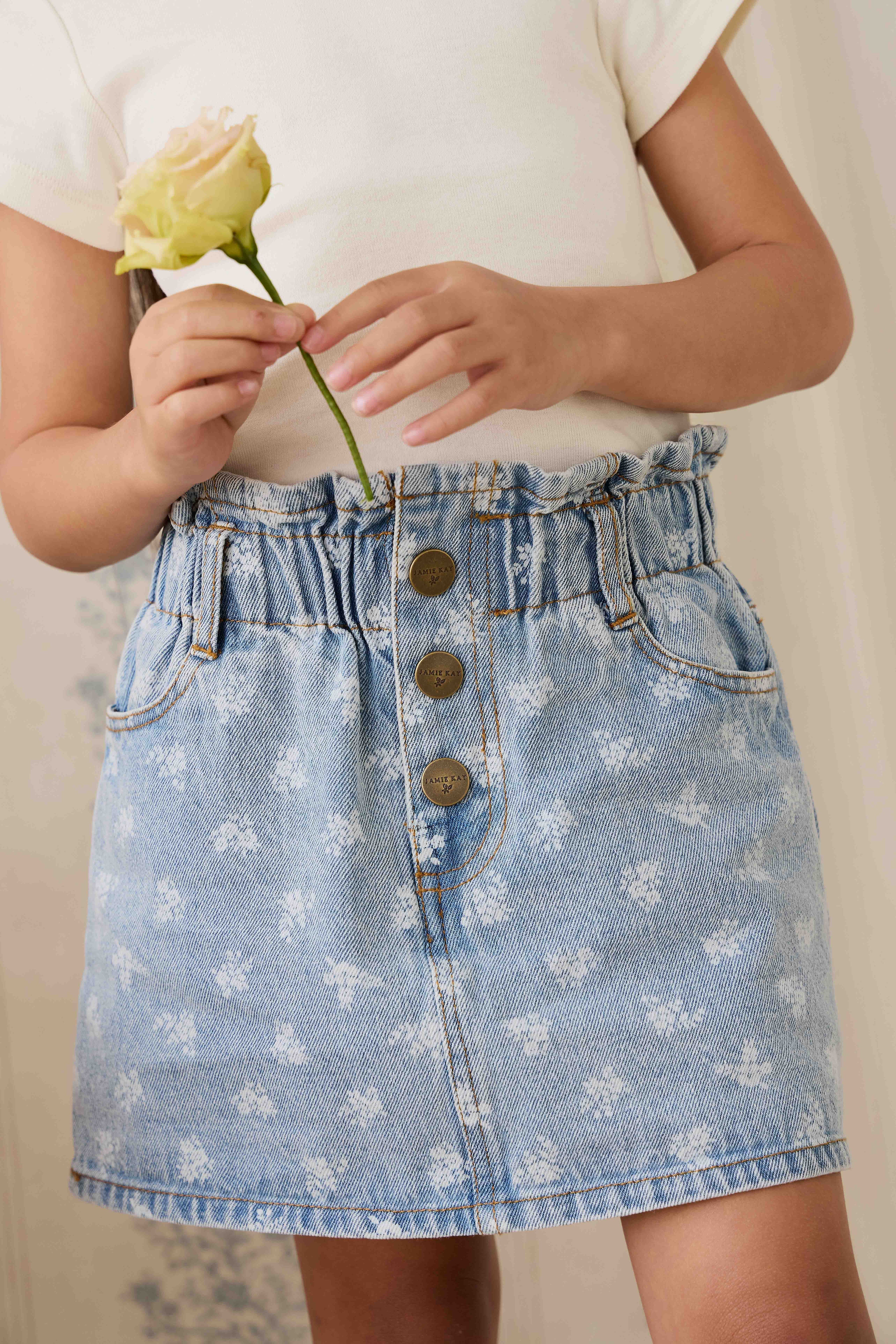 Jupe en jean taille paperbag bleu clair à fleurs avec boutons pour fille