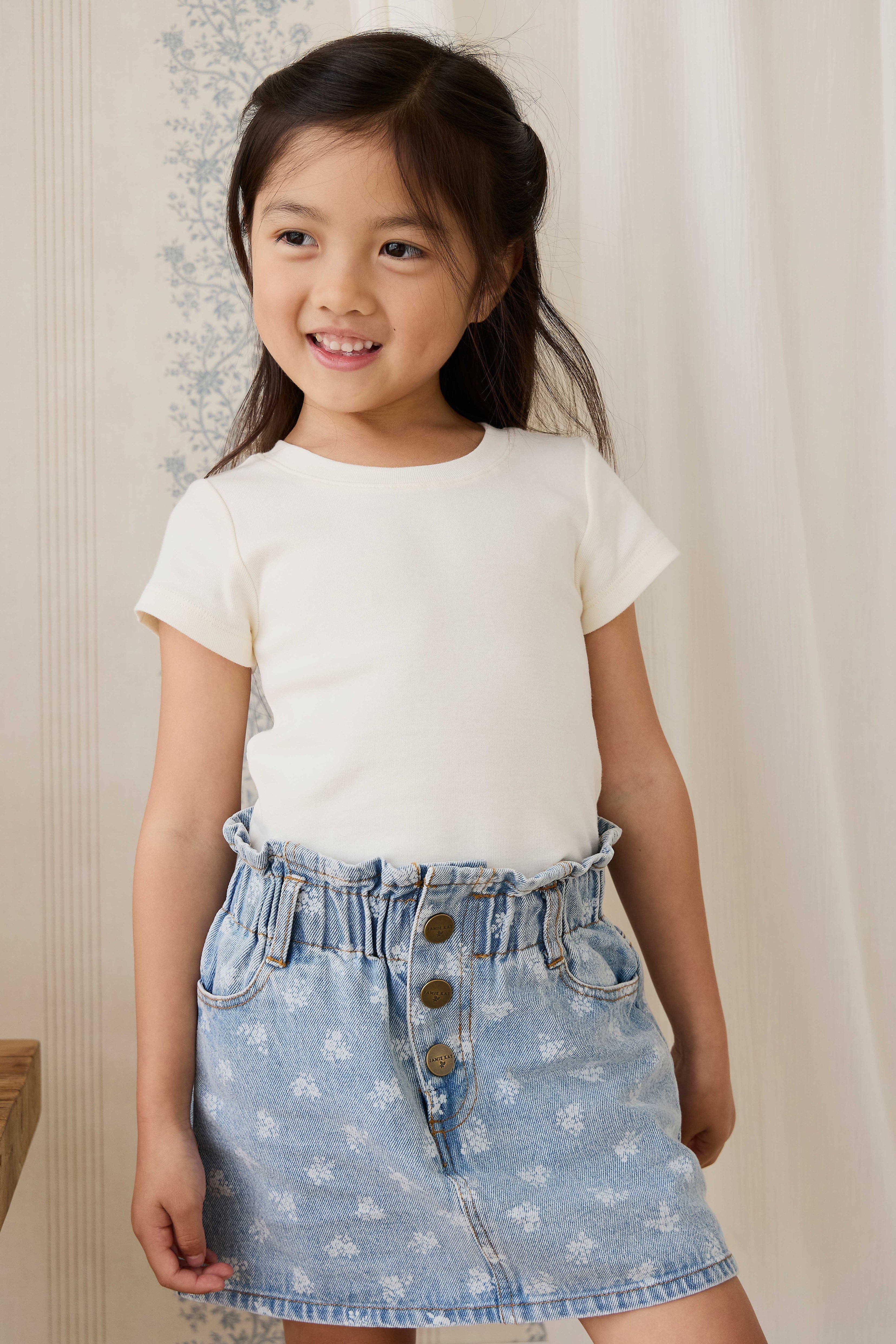 Jupe en jean taille paperbag bleu clair à fleurs avec boutons pour fille