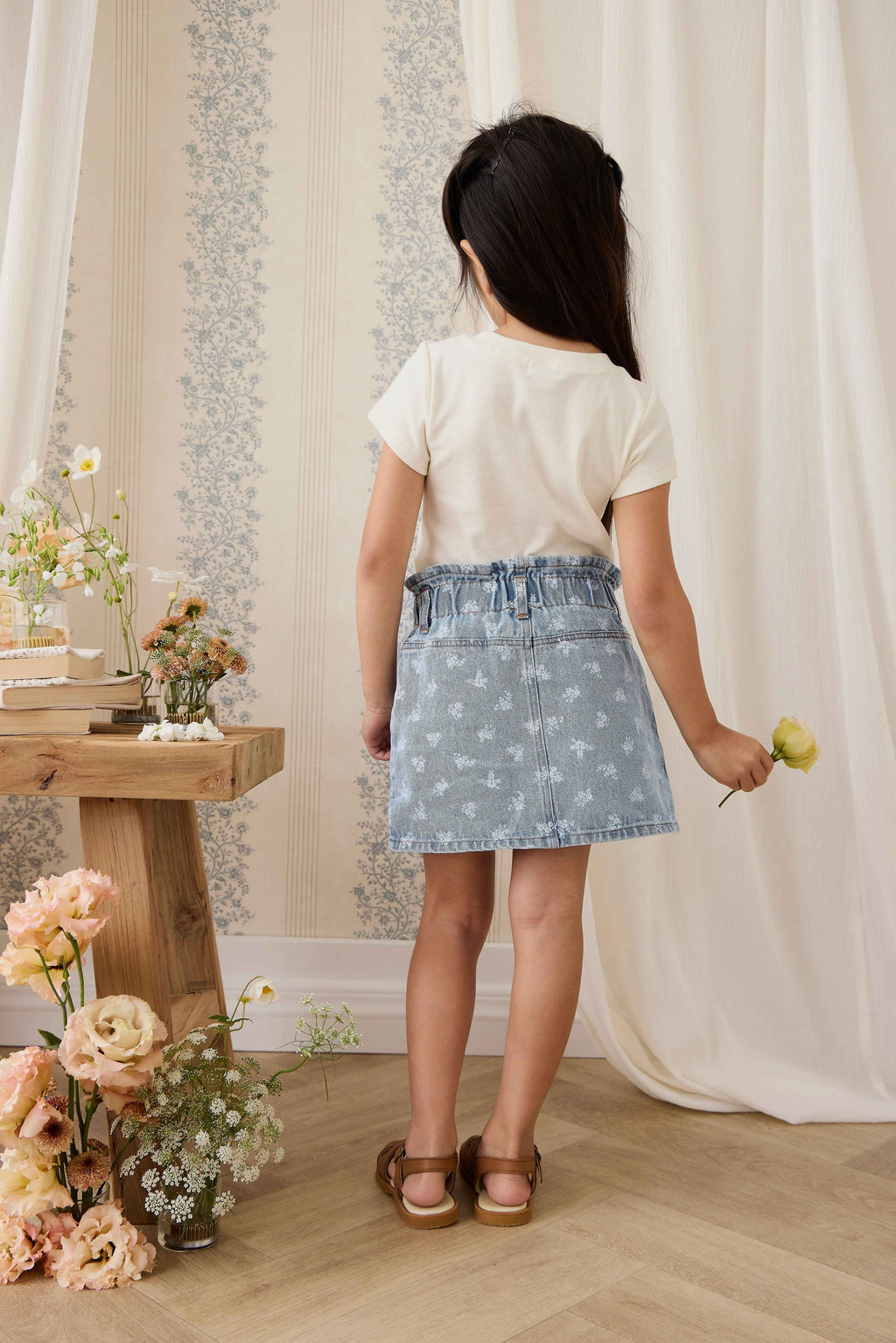 Jupe en jean taille paperbag bleu clair à fleurs avec boutons pour fille