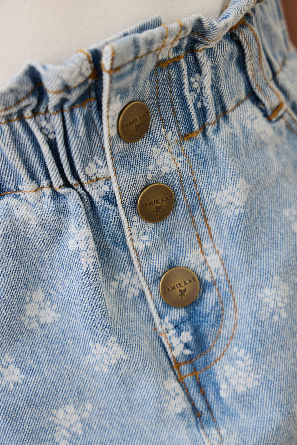 Jupe en jean taille paperbag bleu clair à fleurs avec boutons pour fille