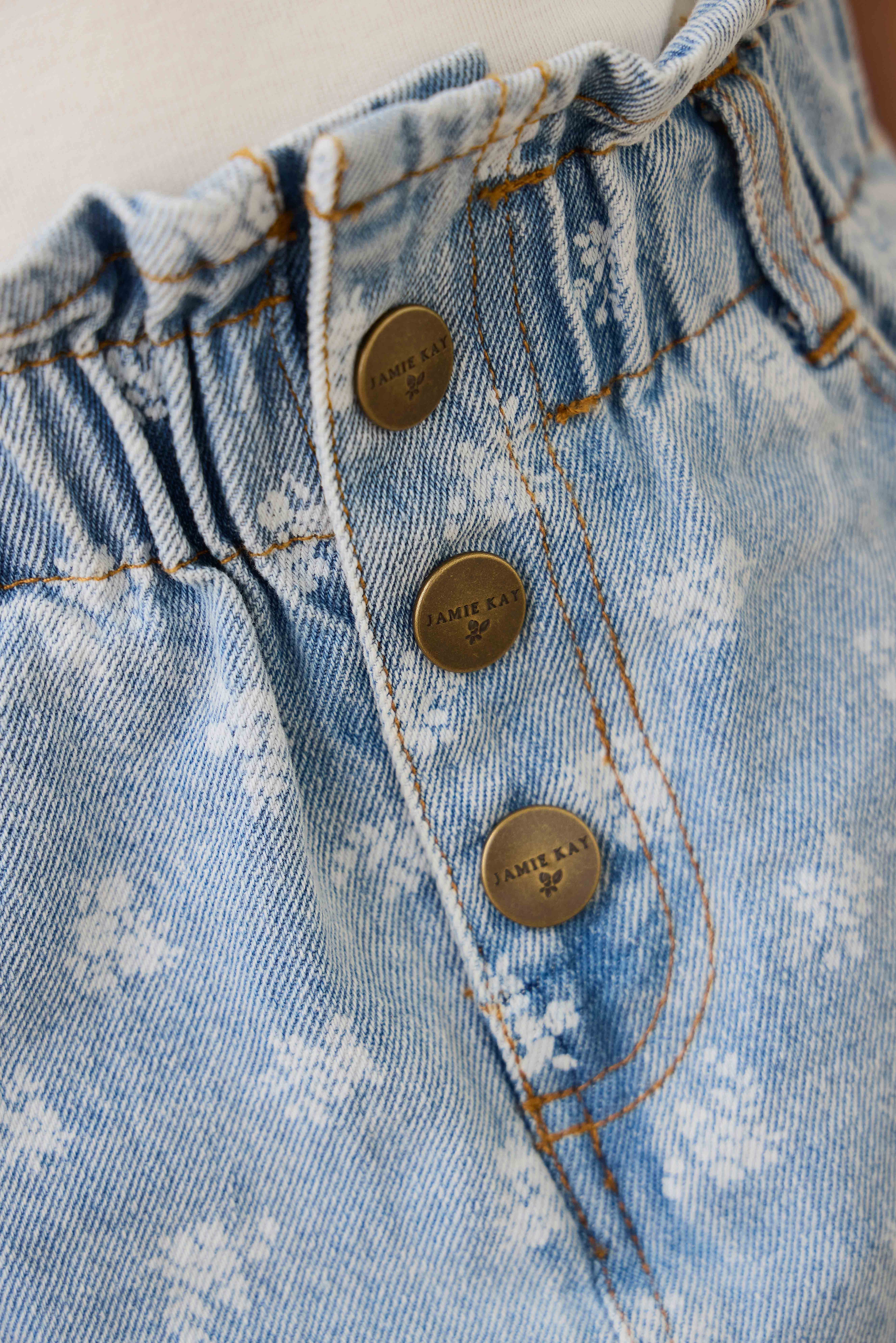 Jupe en jean taille paperbag bleu clair à fleurs avec boutons pour fille