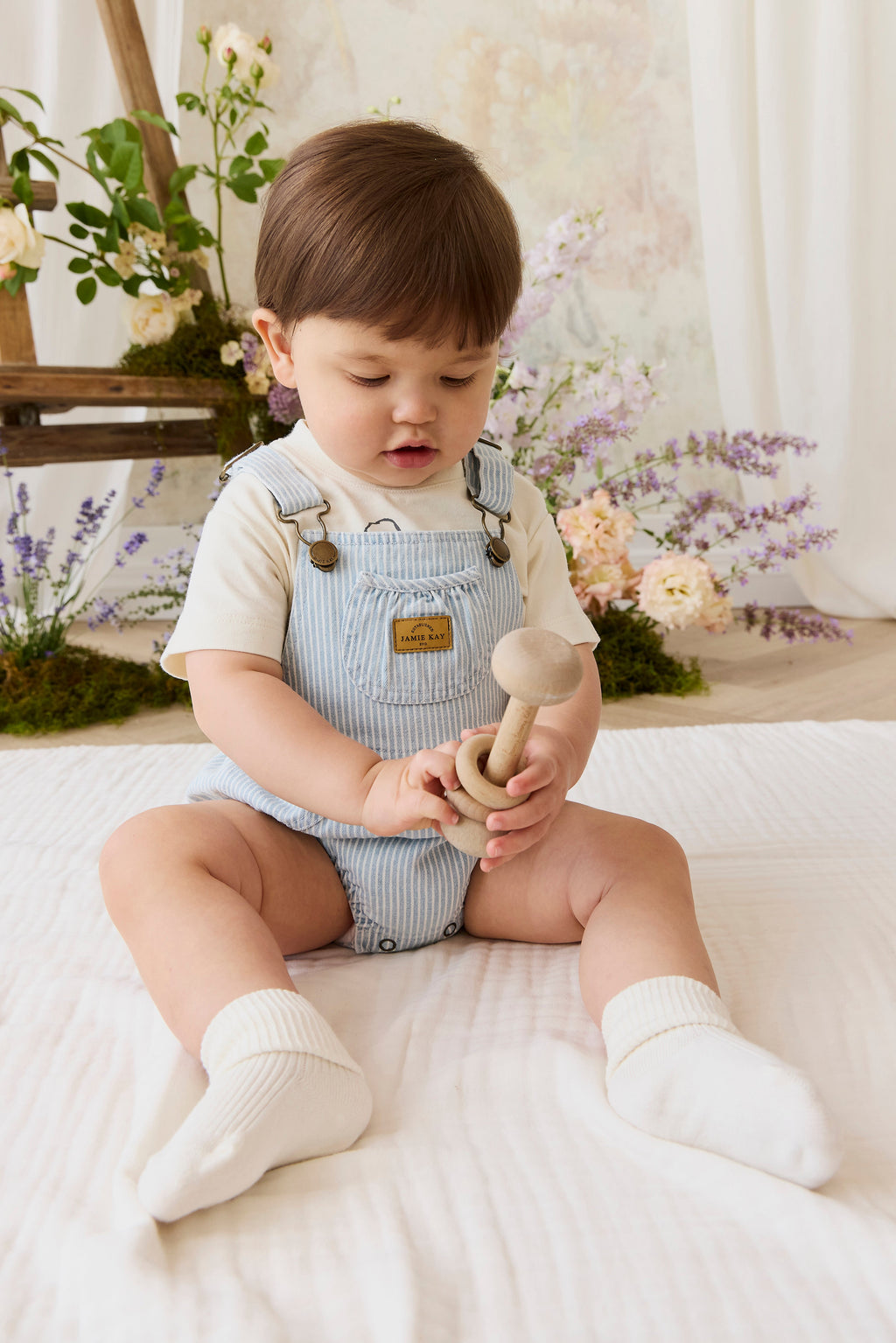 Barboteuse bébé rayée en coton avec bavette devant, bleue et blanche, à bretelles réglables