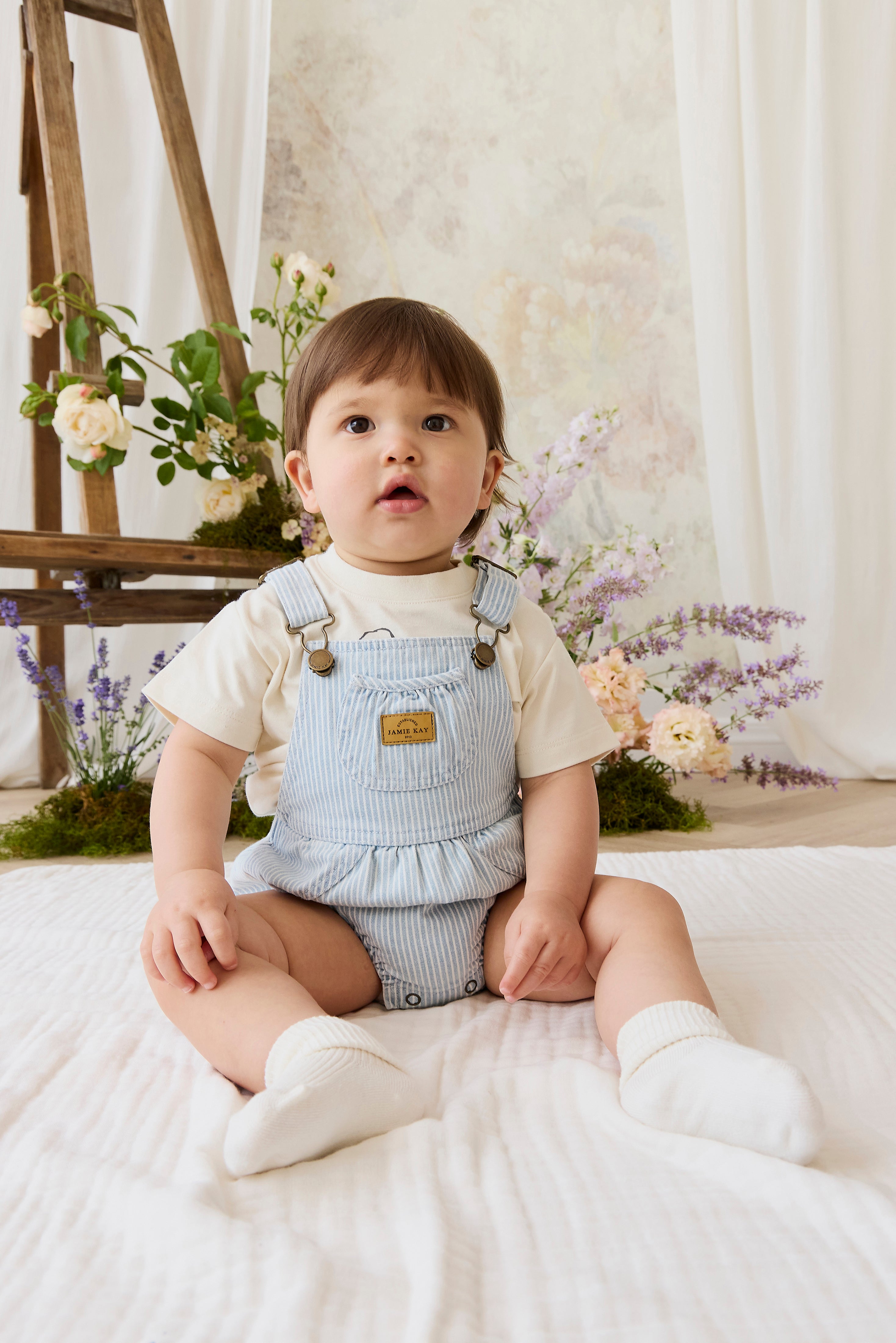 Barboteuse bébé rayée en coton avec bavette devant, bleue et blanche, à bretelles réglables