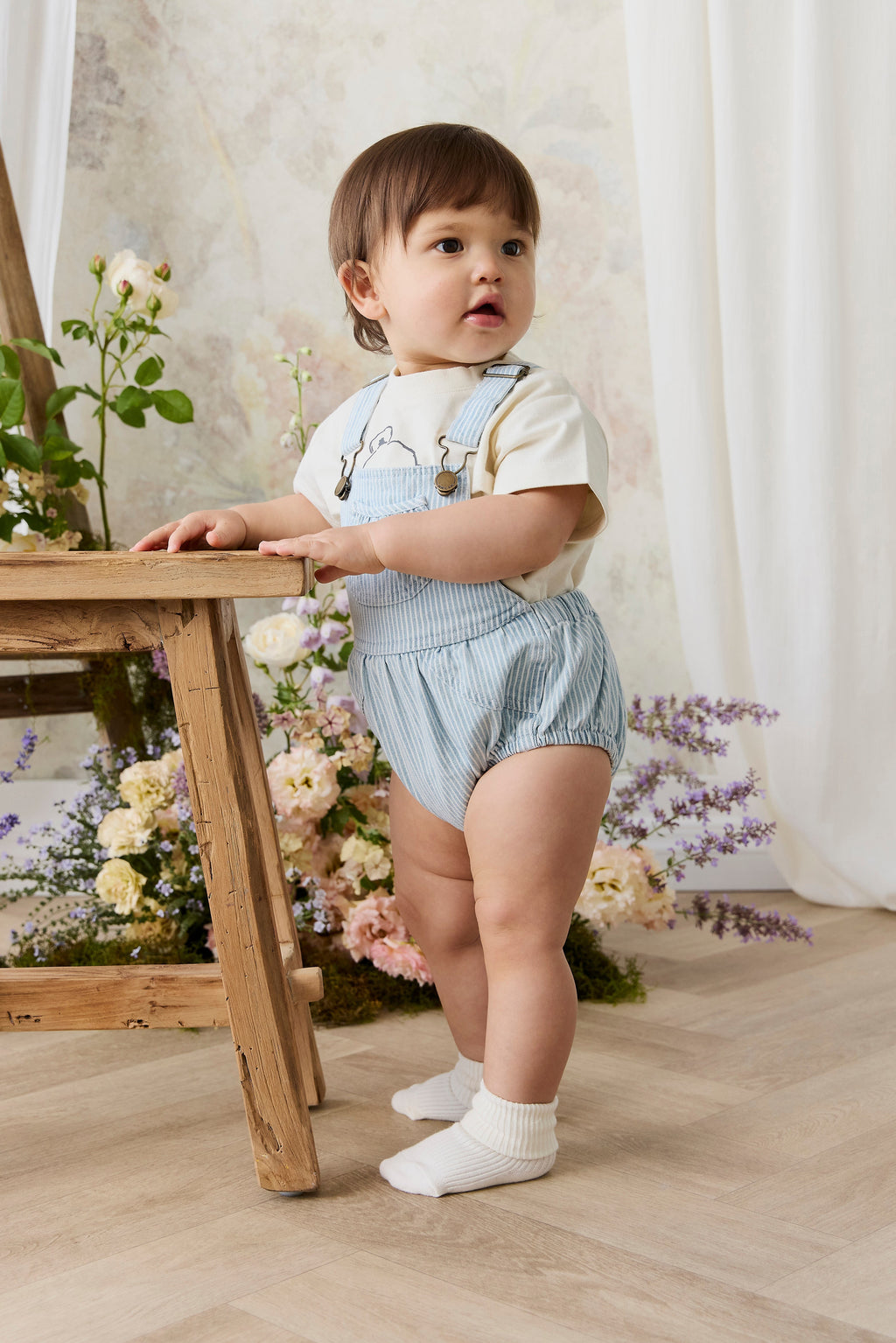 Barboteuse bébé rayée en coton avec bavette devant, bleue et blanche, à bretelles réglables
