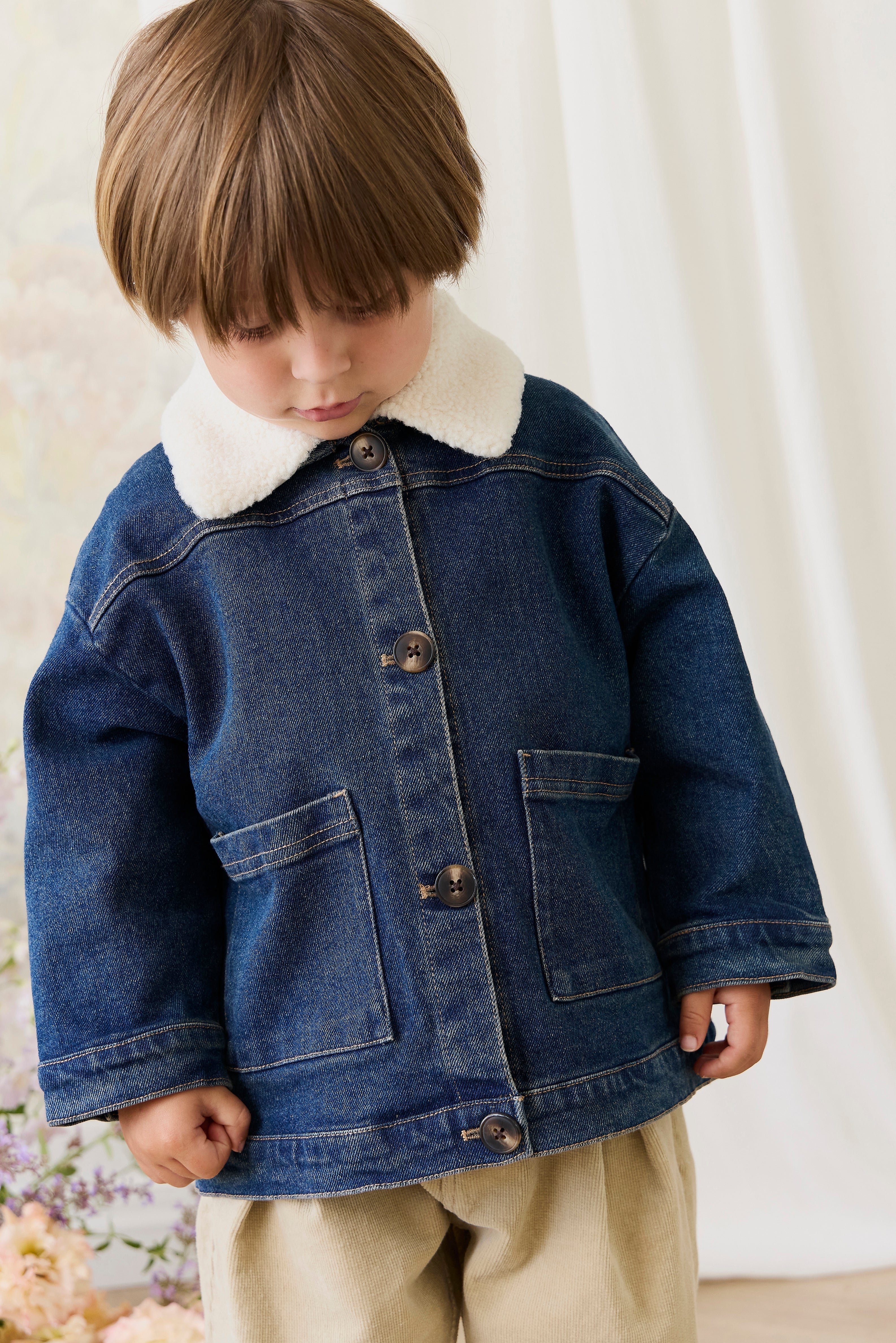 Veste classique en jean bleu pour enfant avec col sherpa et boutons sur le devant
