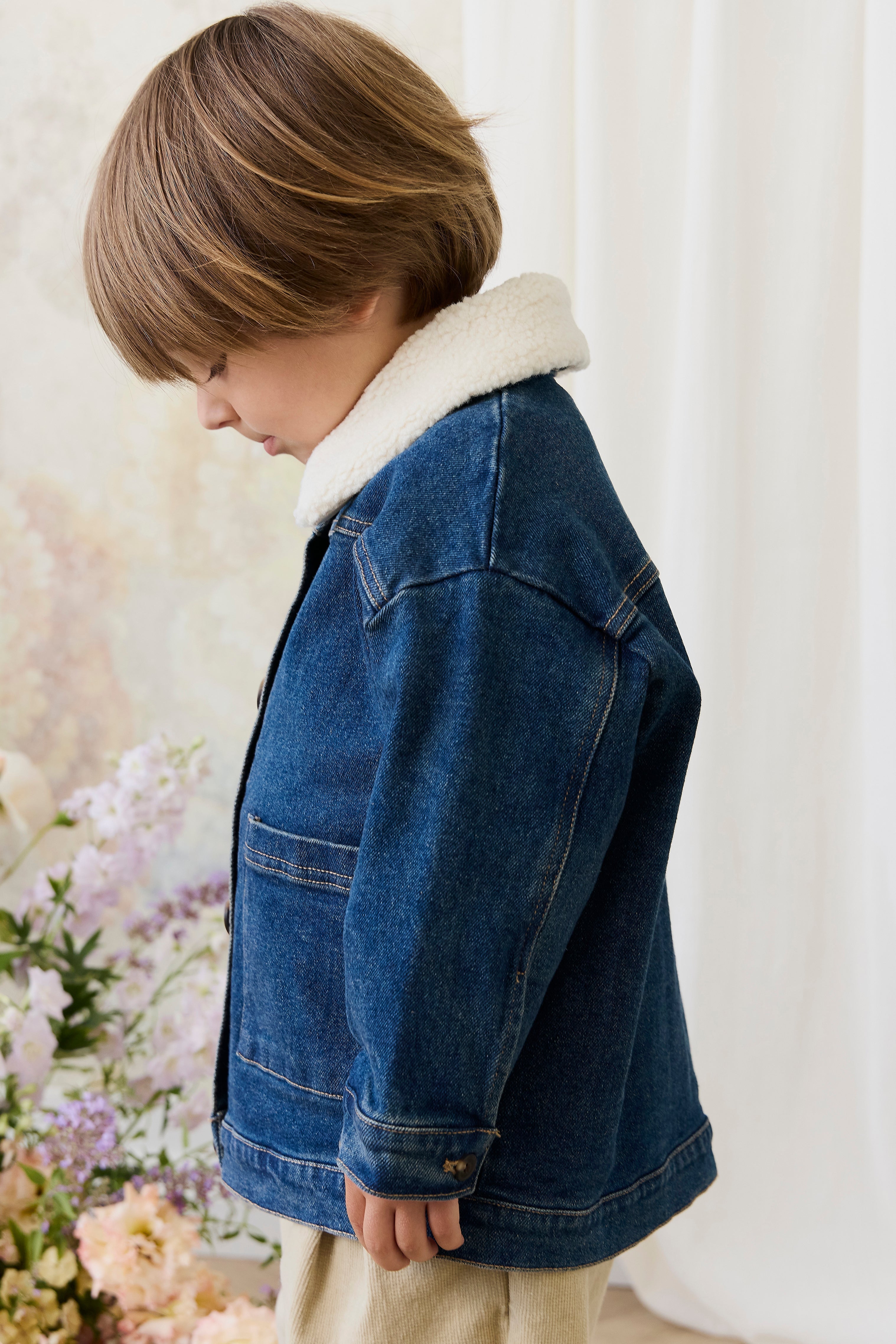 Veste classique en jean bleu pour enfant avec col sherpa et boutons sur le devant