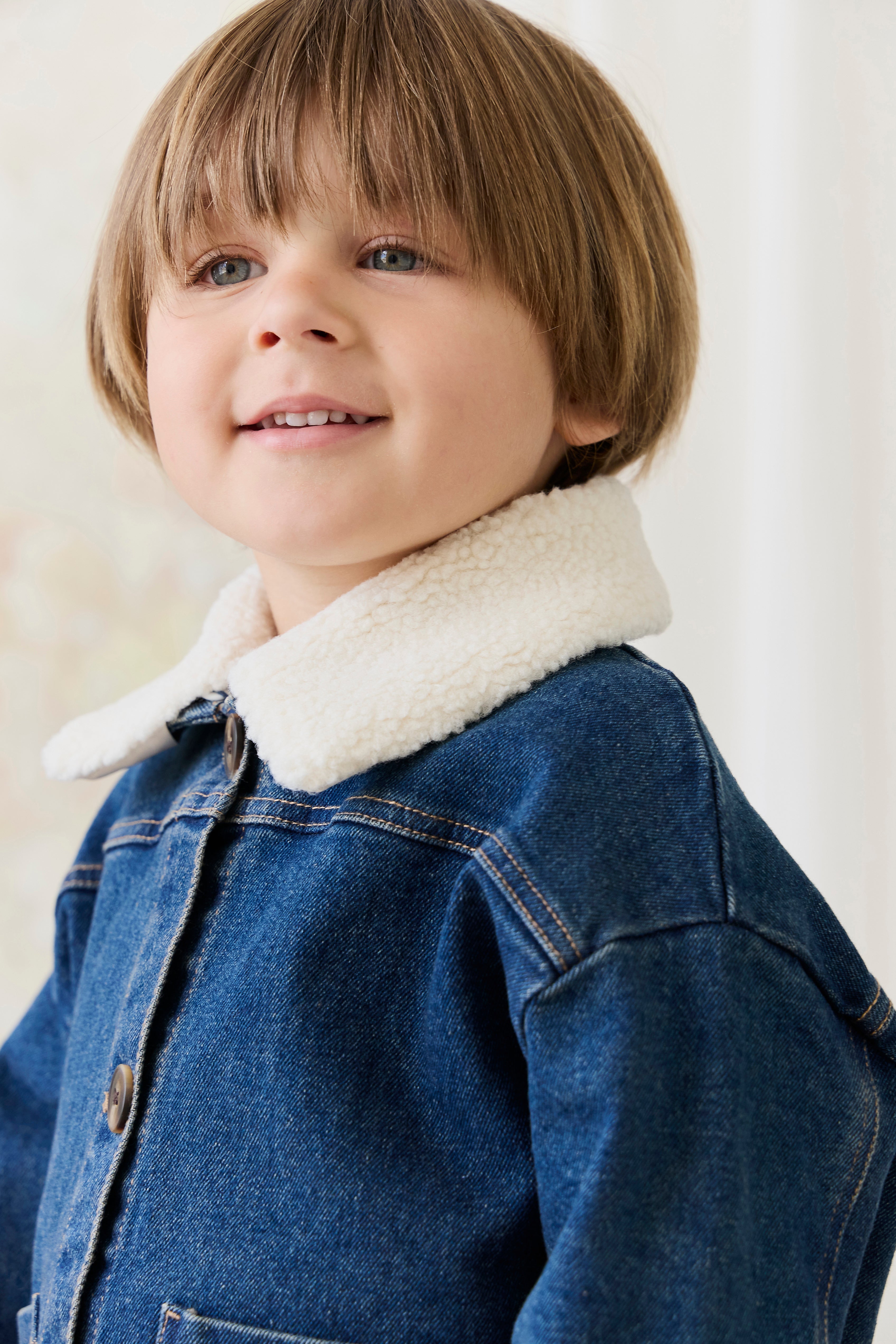 Veste classique en jean bleu pour enfant avec col sherpa et boutons sur le devant