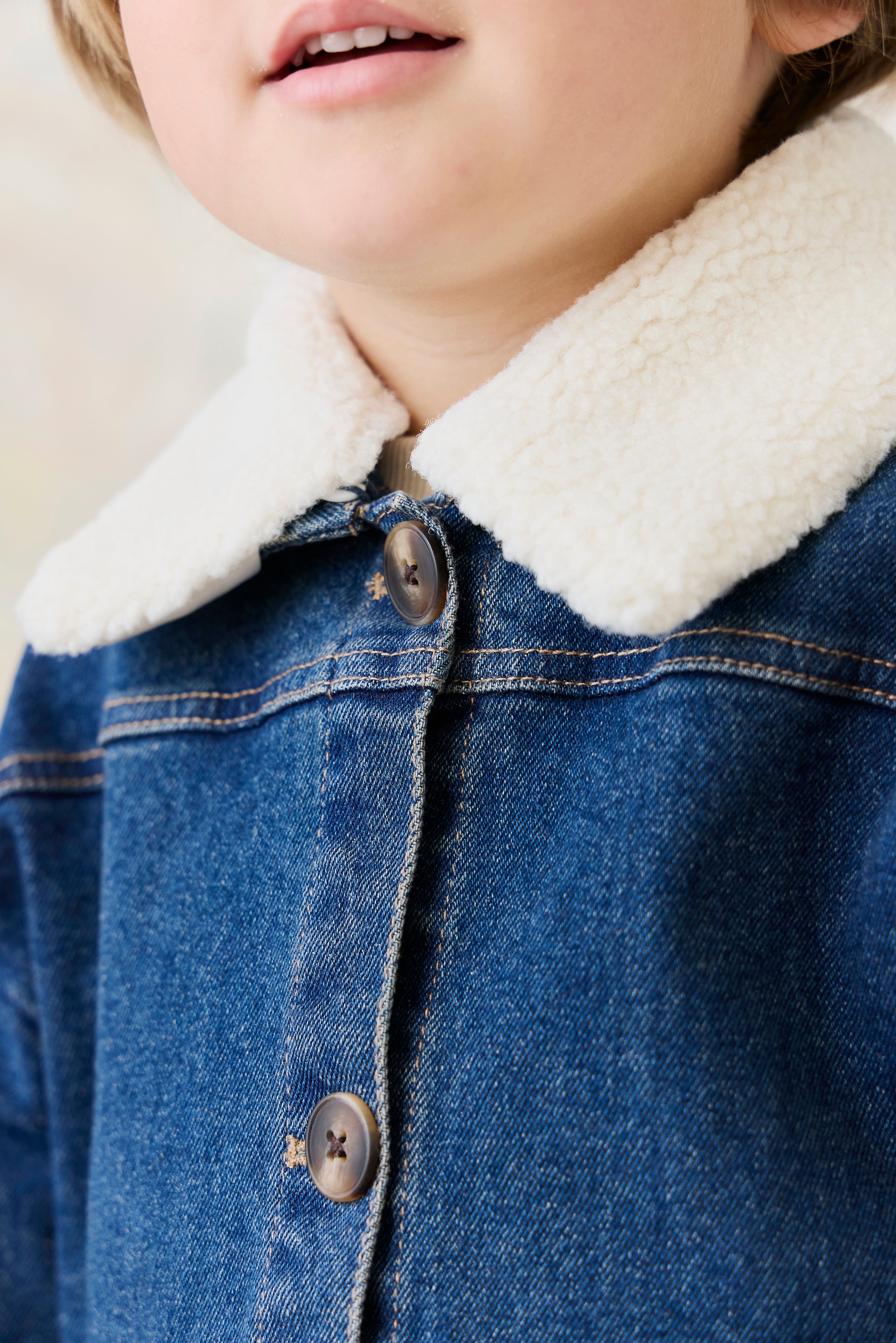 Veste classique en jean bleu pour enfant avec col sherpa et boutons sur le devant