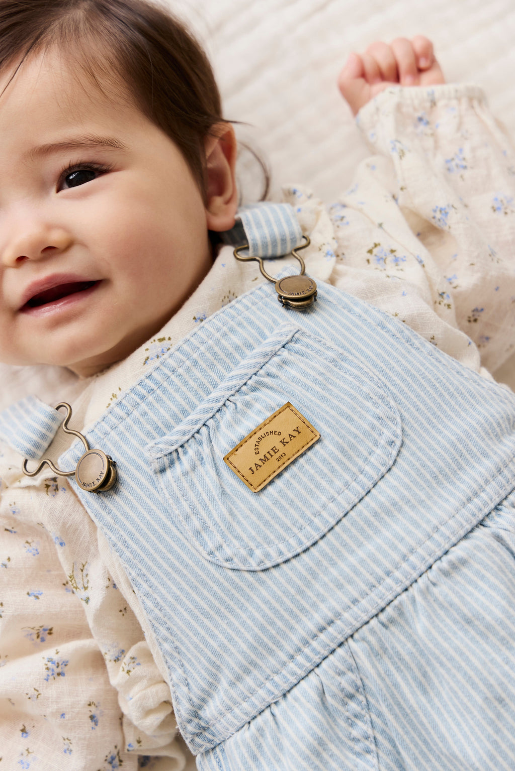 Barboteuse bébé rayée en coton avec bavette devant, bleue et blanche, à bretelles réglables