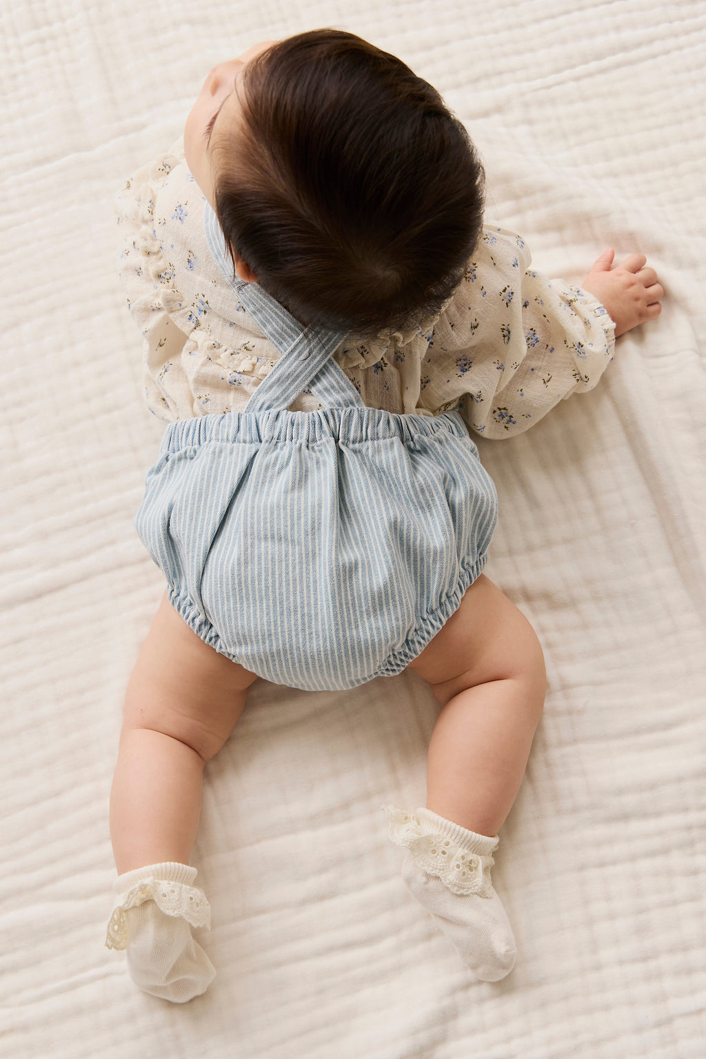 Barboteuse bébé rayée en coton avec bavette devant, bleue et blanche, à bretelles réglables