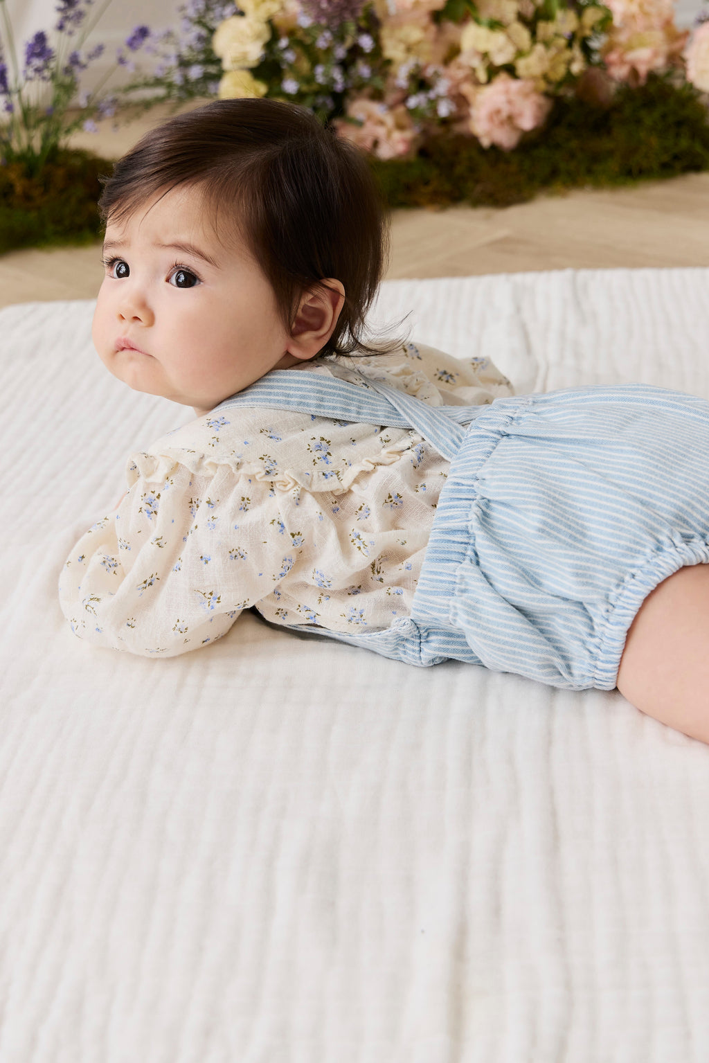 Barboteuse bébé rayée en coton avec bavette devant, bleue et blanche, à bretelles réglables