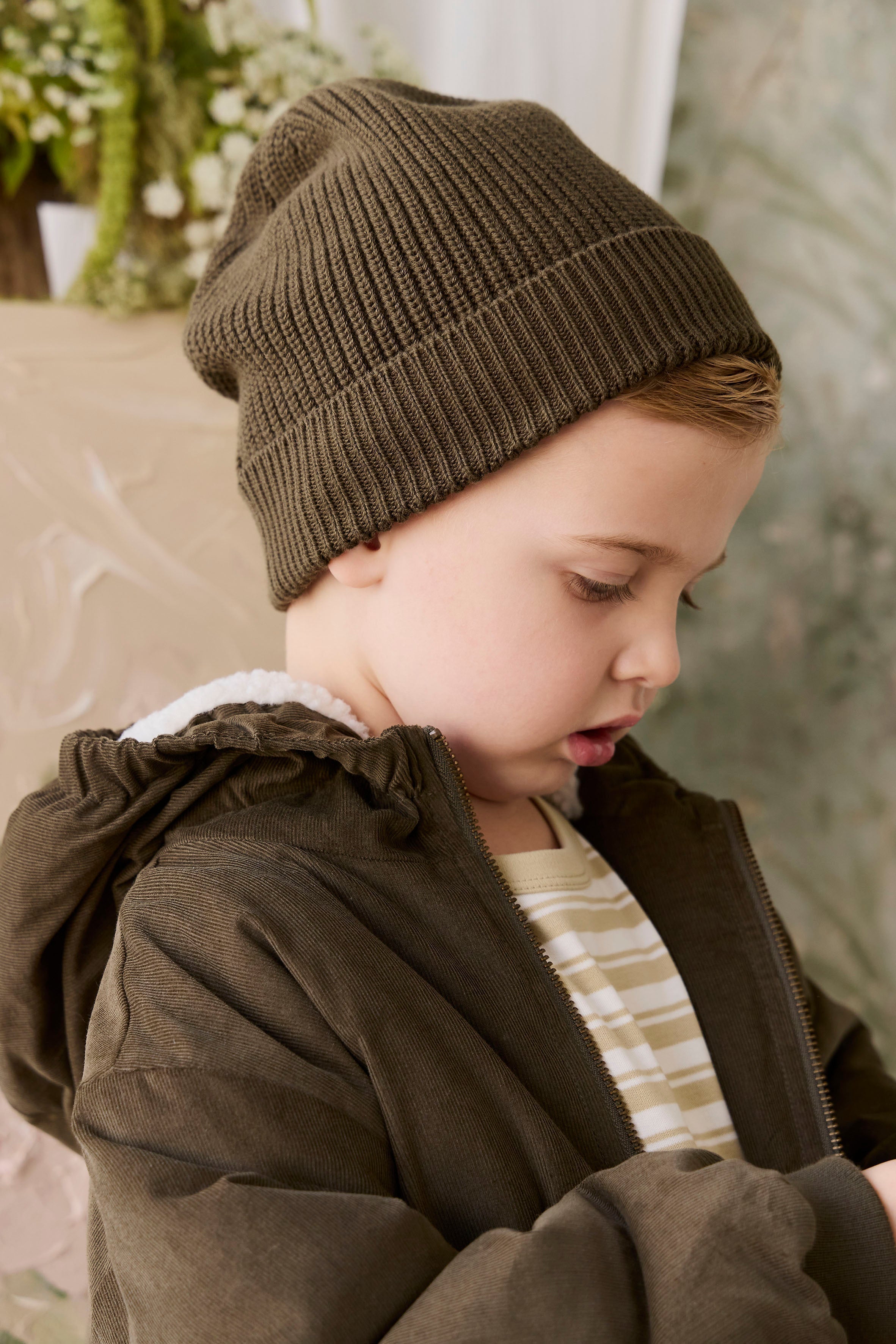 Blouson à capuche en velours côtelé vert olive foncé pour garçon avec doublure en peluche et poignets côtelés