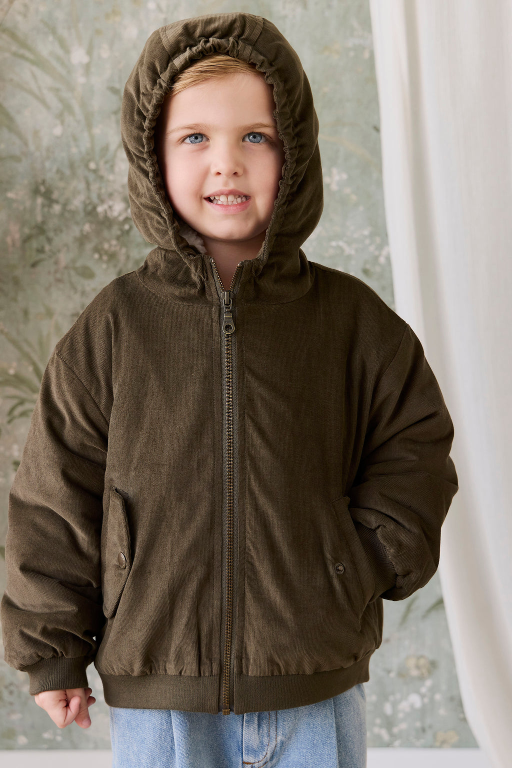 Blouson à capuche en velours côtelé vert olive foncé pour garçon avec doublure en peluche et poignets côtelés