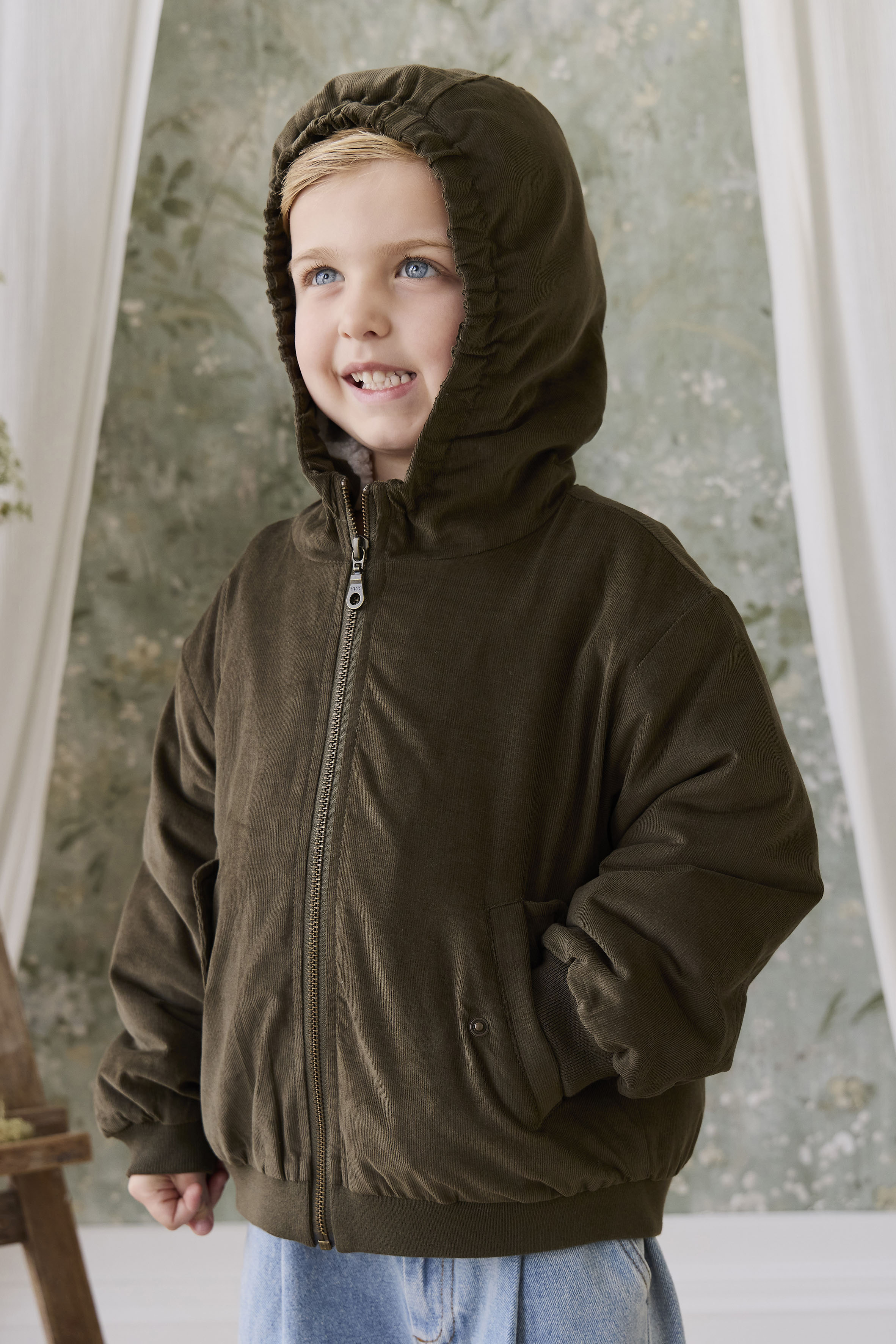 Blouson à capuche en velours côtelé vert olive foncé pour garçon avec doublure en peluche et poignets côtelés