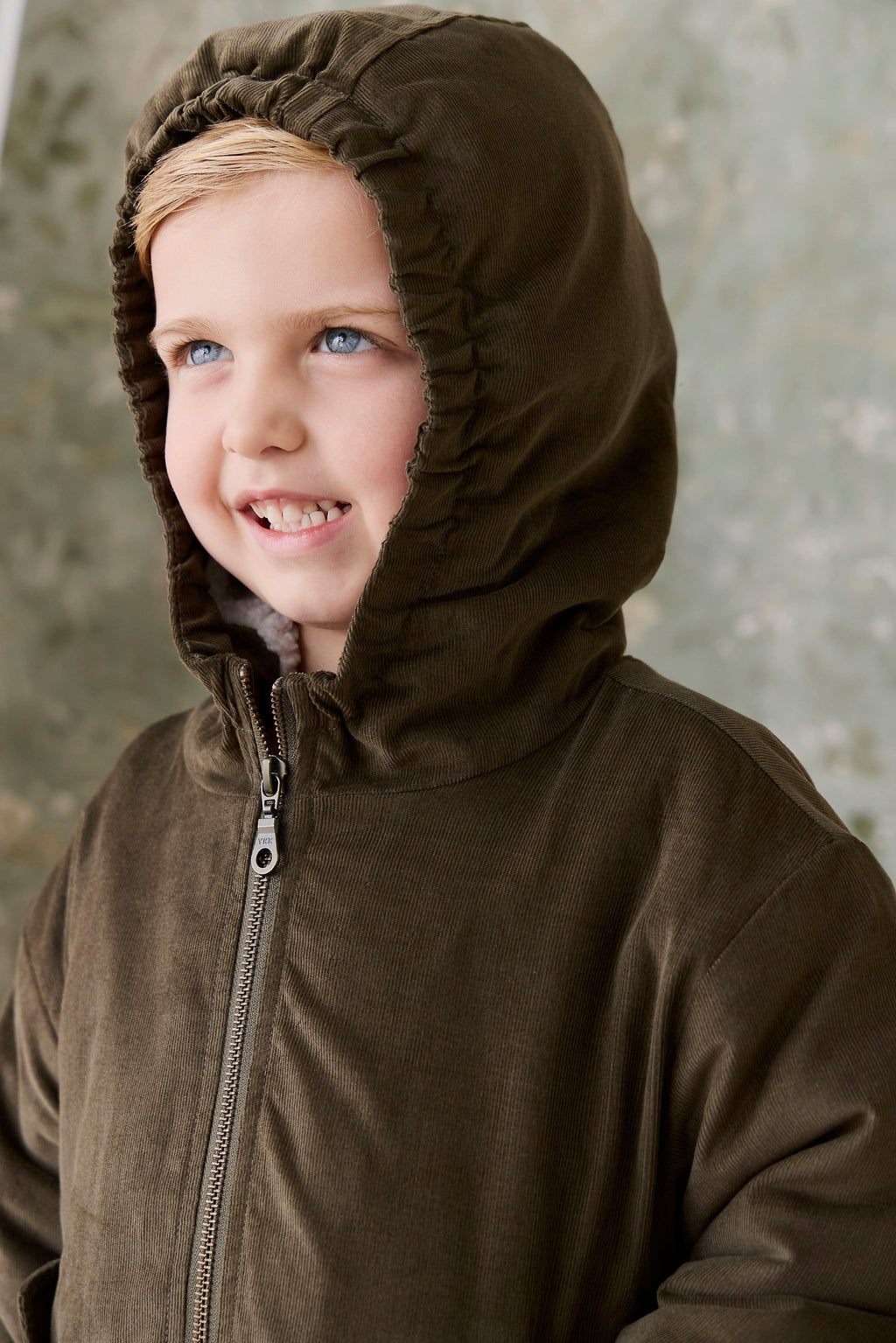 Blouson à capuche en velours côtelé vert olive foncé pour garçon avec doublure en peluche et poignets côtelés