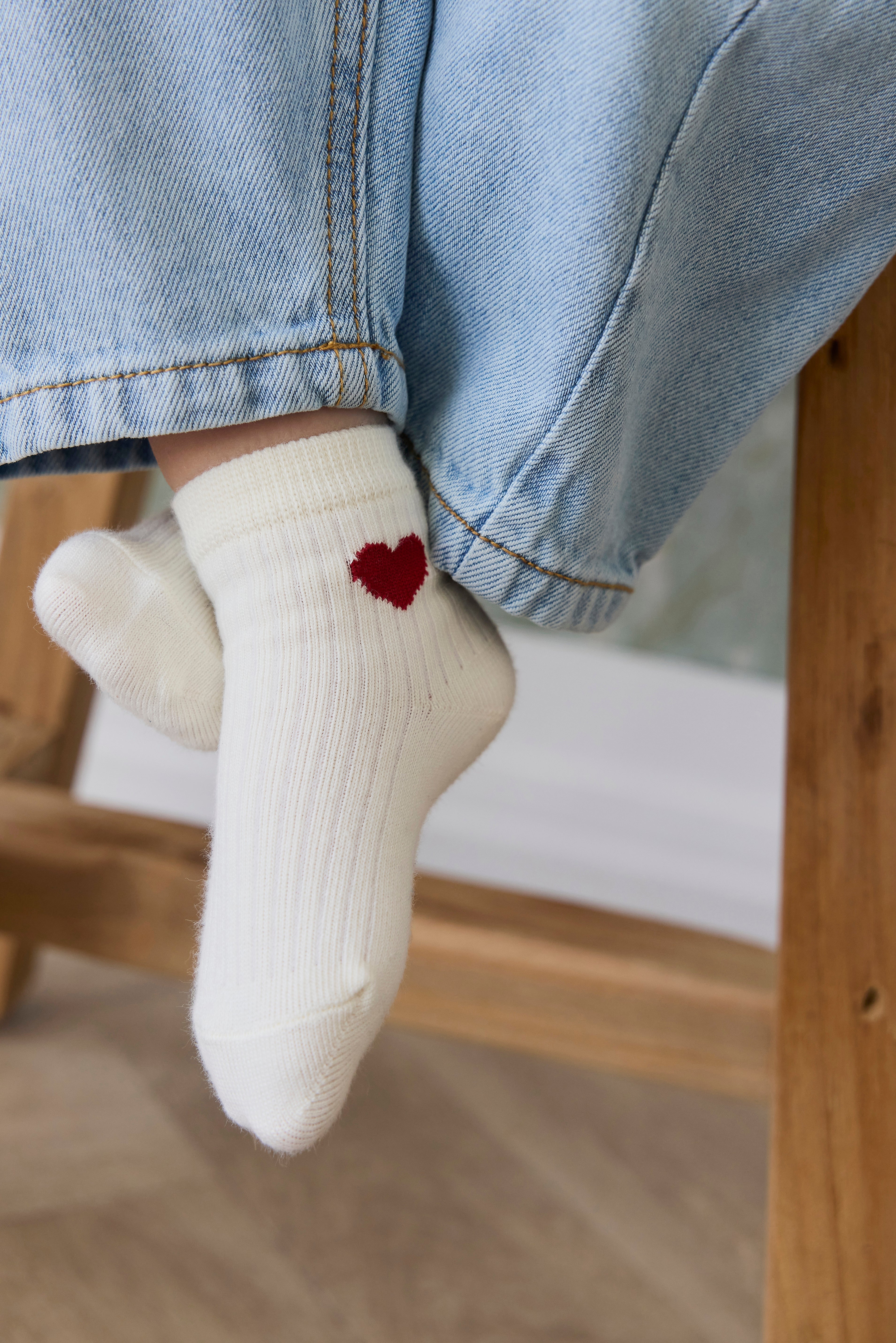 Chaussettes bébé/tout-petit en coton tricoté crème, broderie cœur rouge, douces et extensibles pour filles