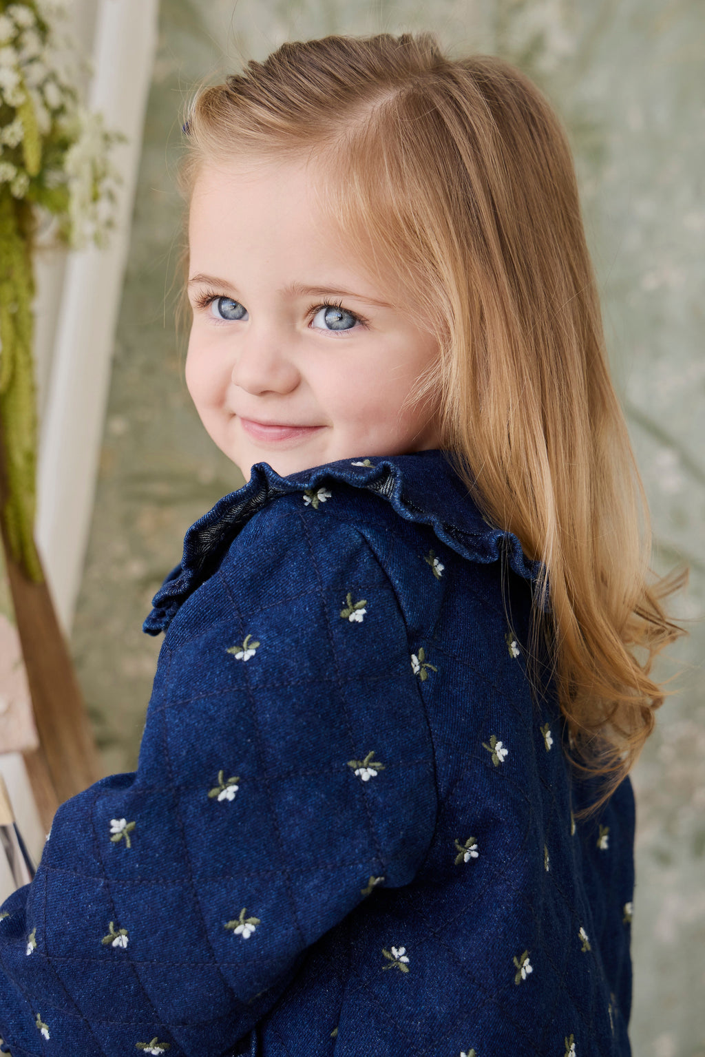 Doudoune matelassée à volants imprimé floral pour fille en coton bleu indigo