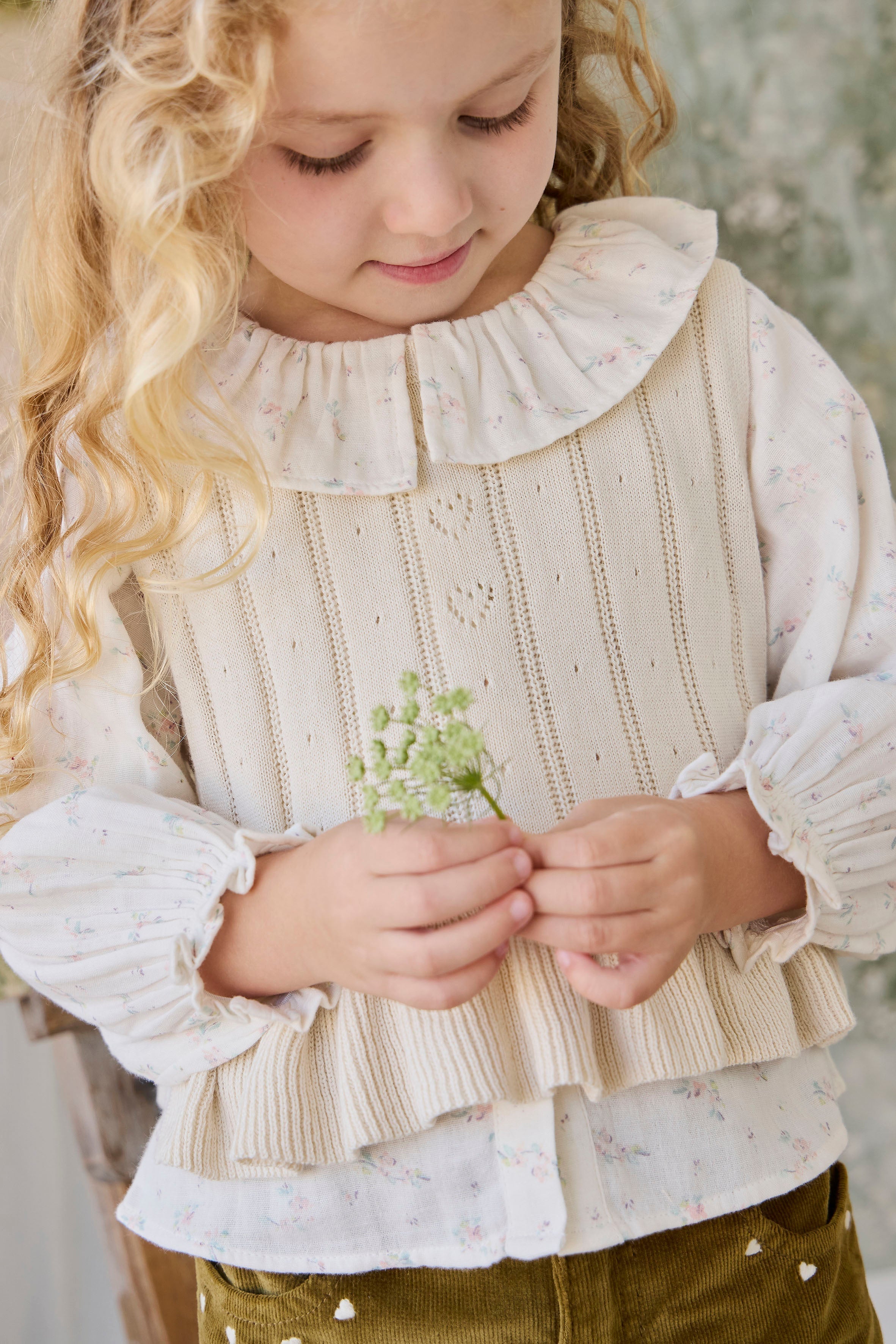 Haut en maille torsadée en coton avec ourlet volanté couleur crème vanille pour fille
