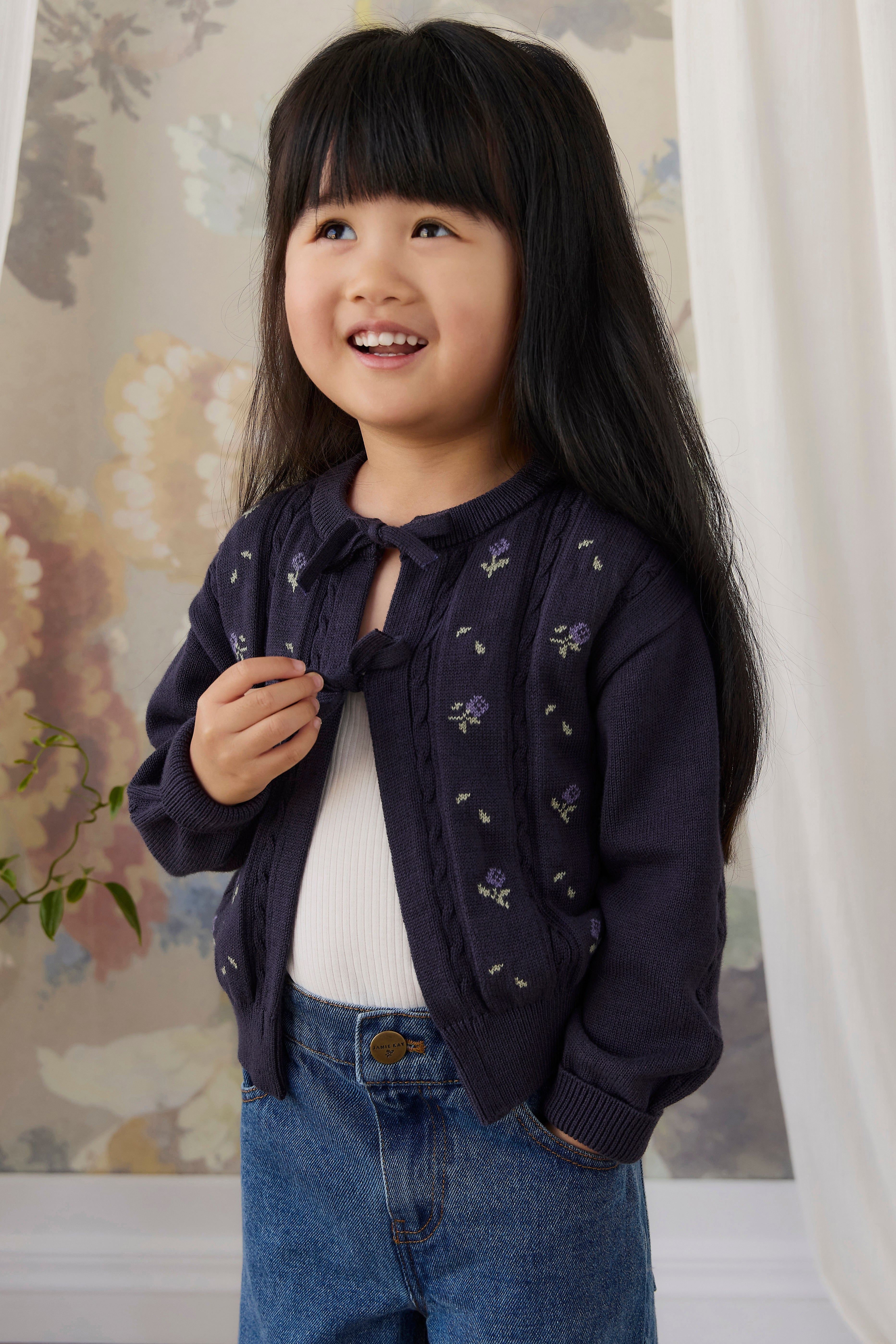 Gilet en maille de coton jacquard floral bleu marine pour fille avec nœud à l'encolure