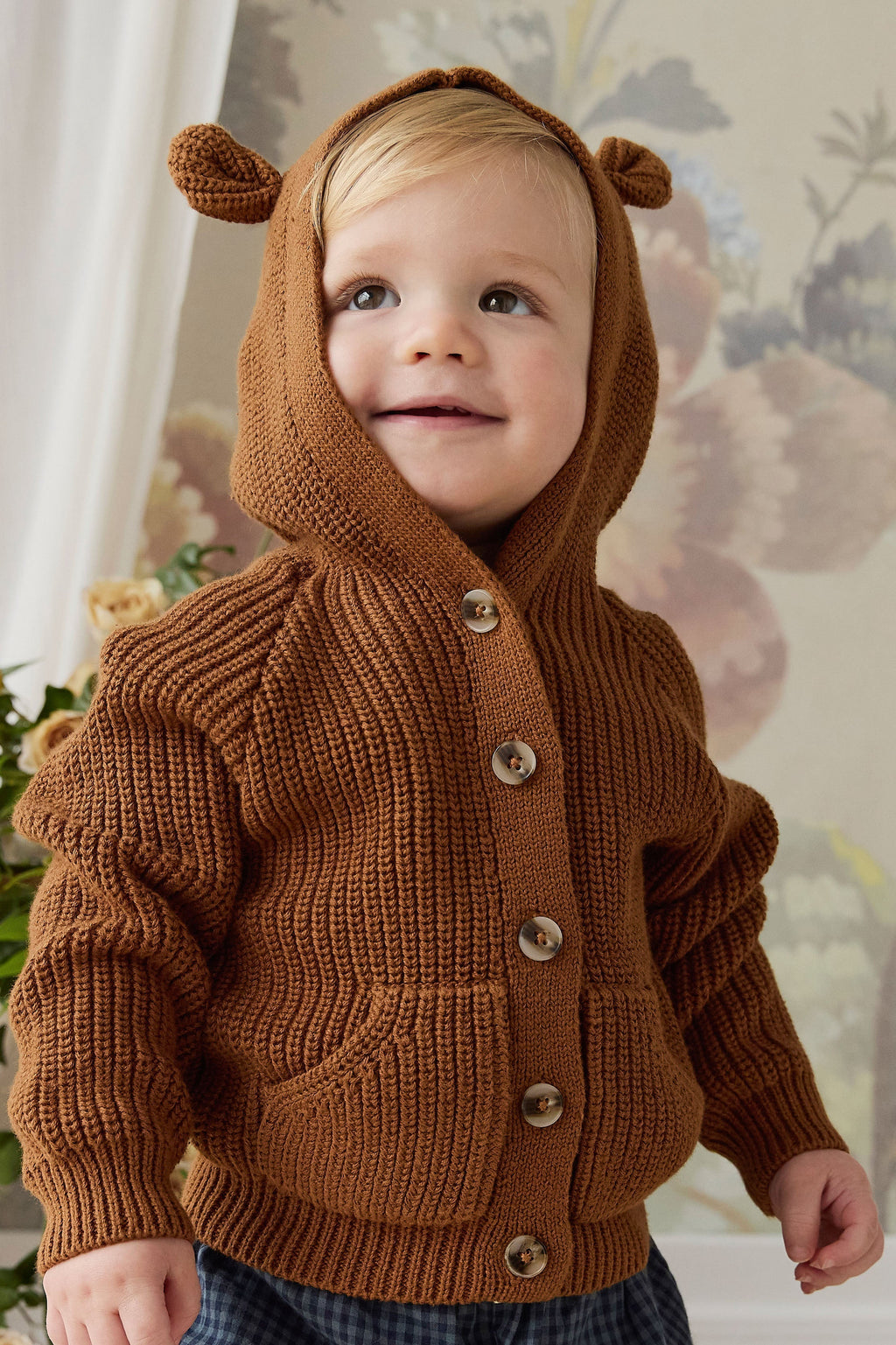 Cardigan bébé en tricot de coton marron chaud à capuche avec oreilles d'ours et poches