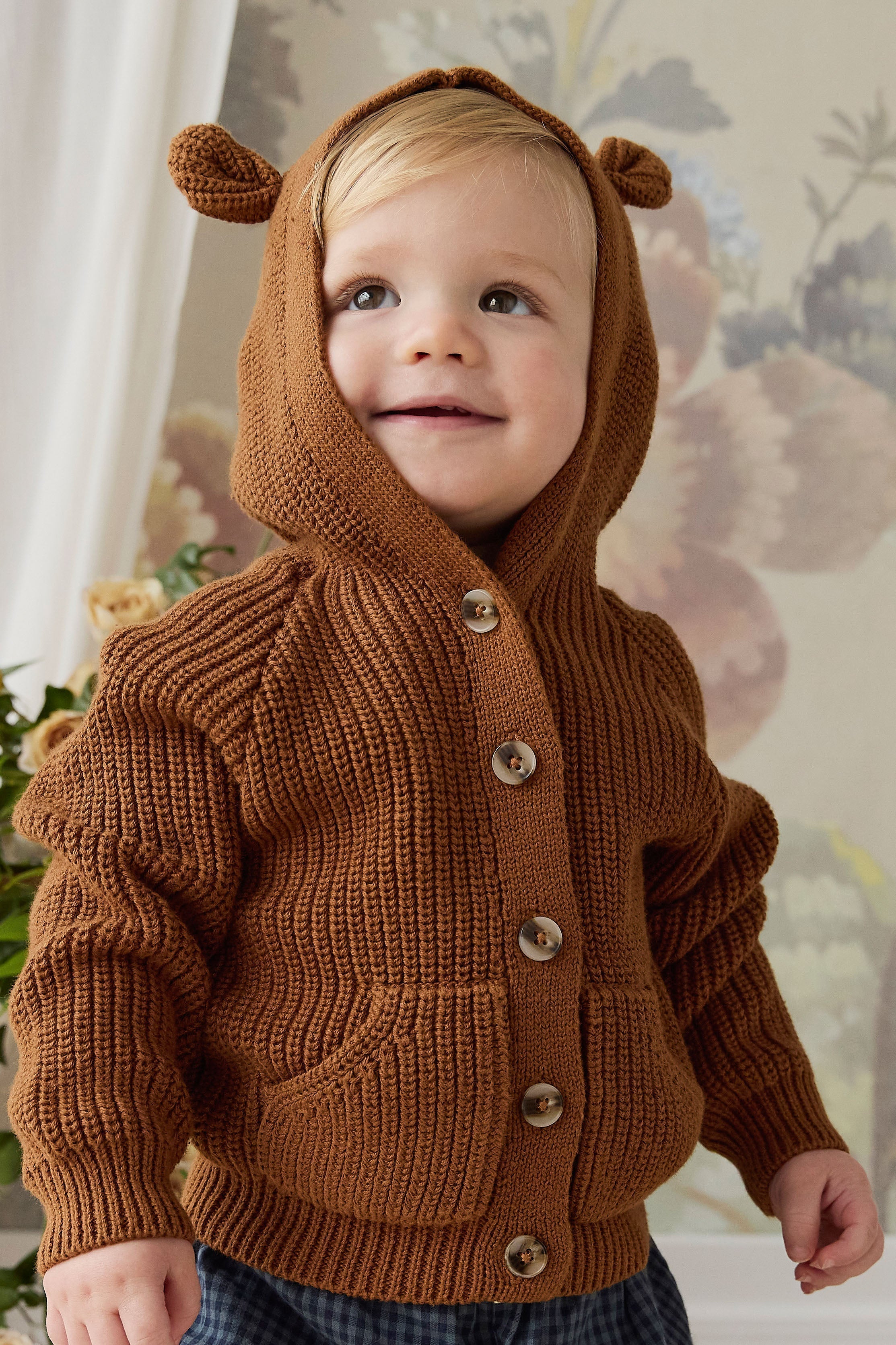 Cardigan bébé en tricot de coton marron chaud à capuche avec oreilles d'ours et poches
