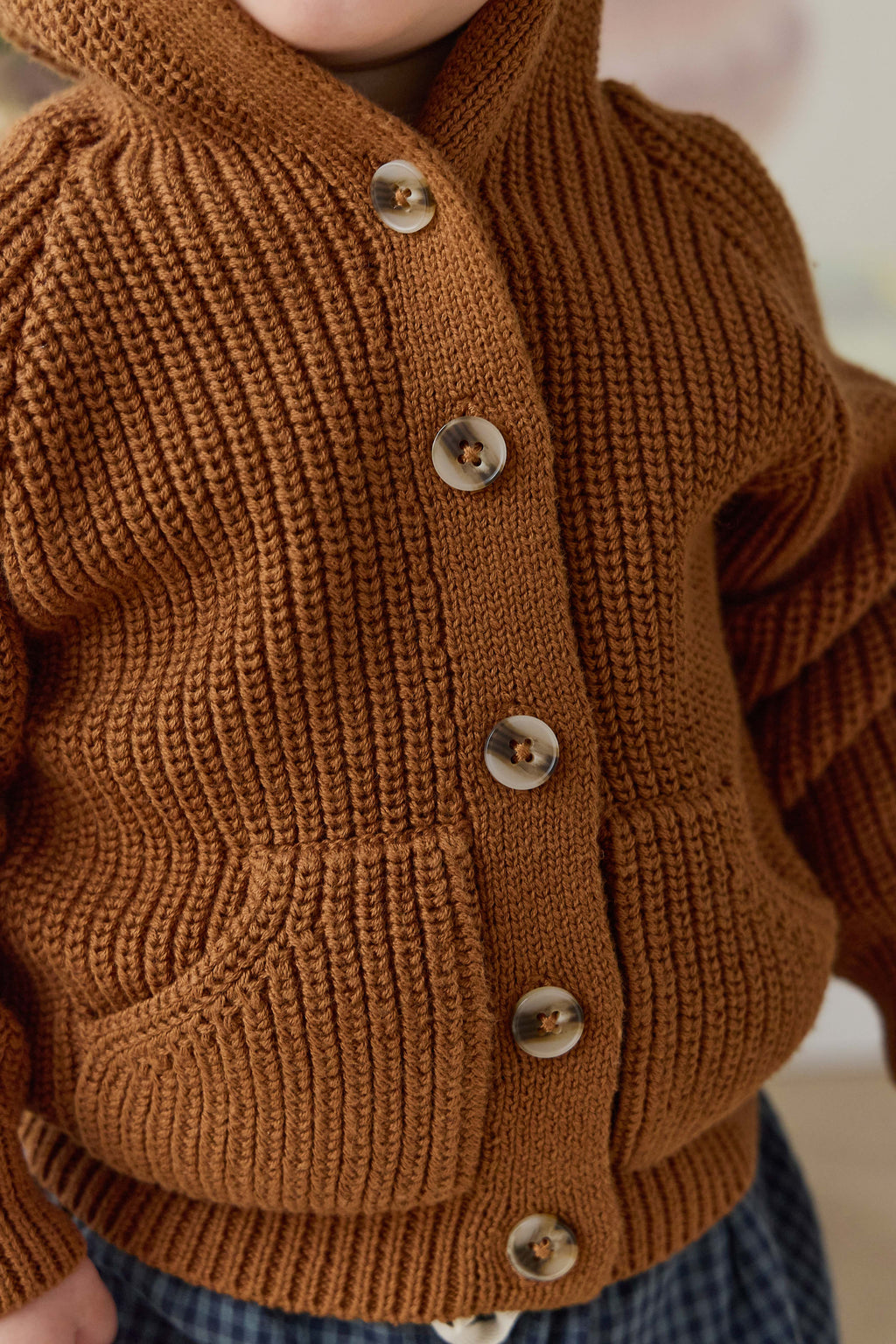 Cardigan bébé en tricot de coton marron chaud à capuche avec oreilles d'ours et poches