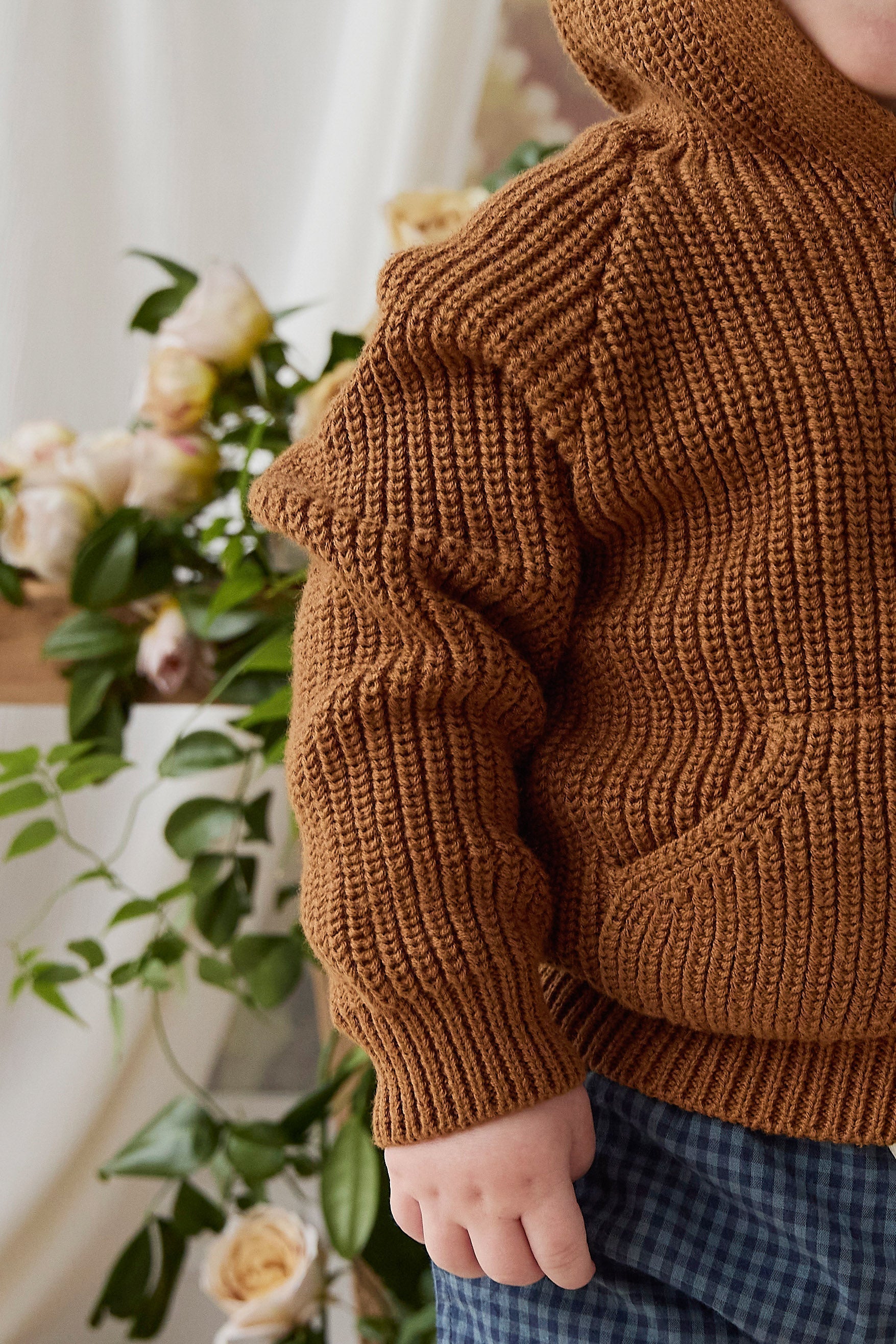 Cardigan bébé en tricot de coton marron chaud à capuche avec oreilles d'ours et poches