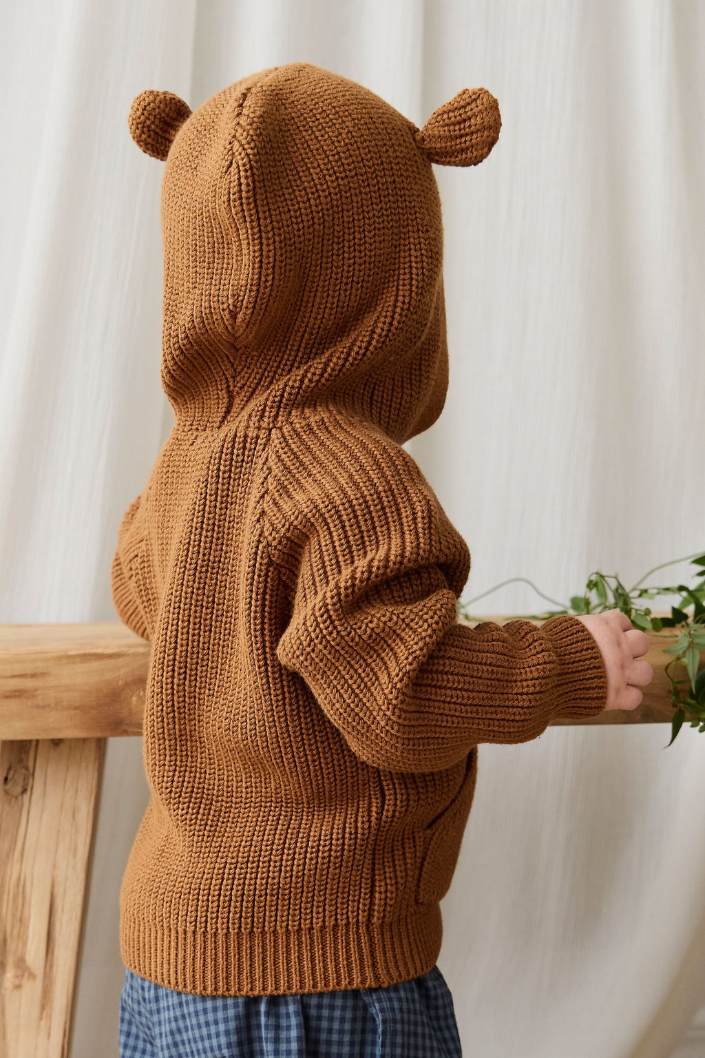 Cardigan bébé en tricot de coton marron chaud à capuche avec oreilles d'ours et poches