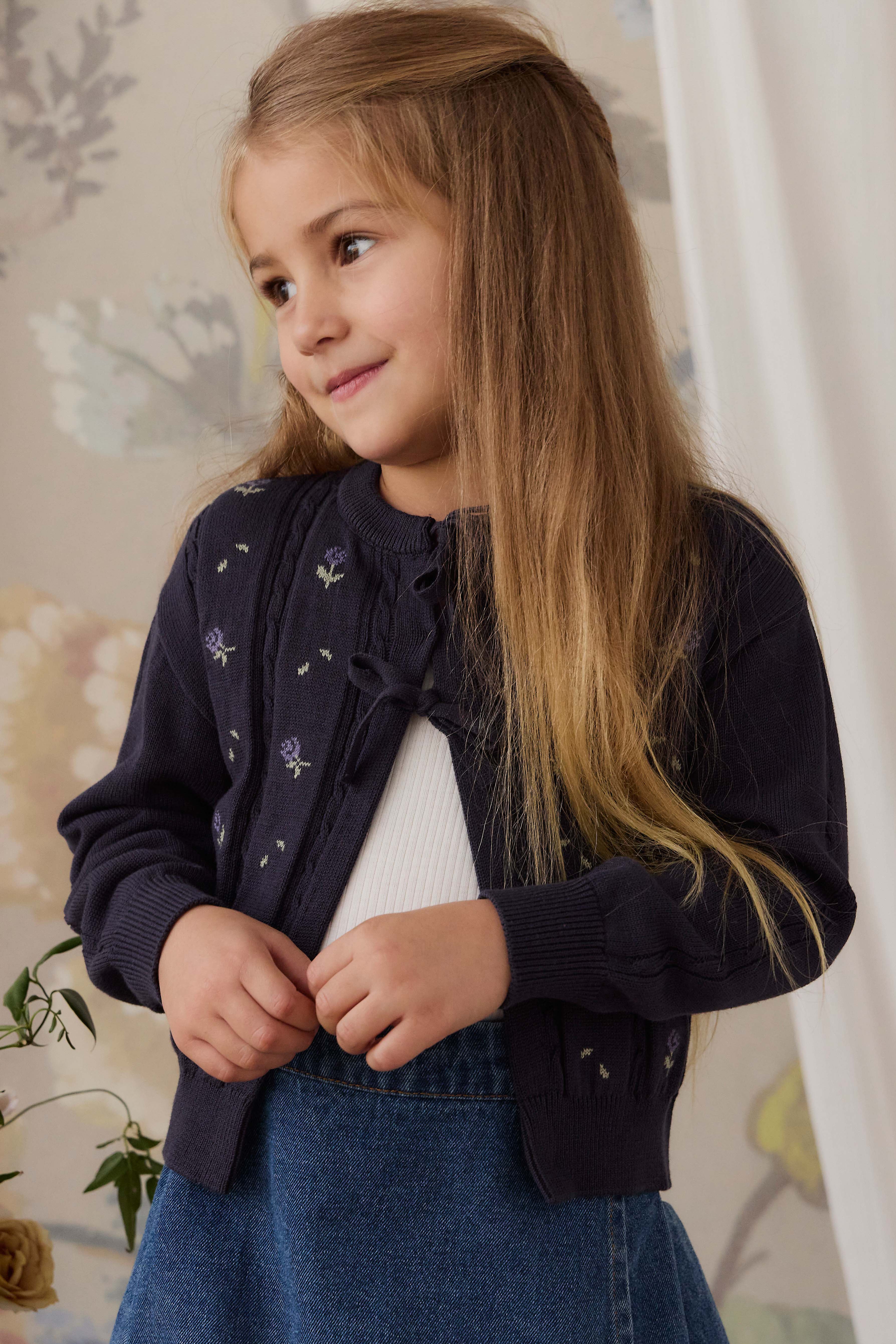 Gilet en maille de coton jacquard floral bleu marine pour fille avec nœud à l'encolure