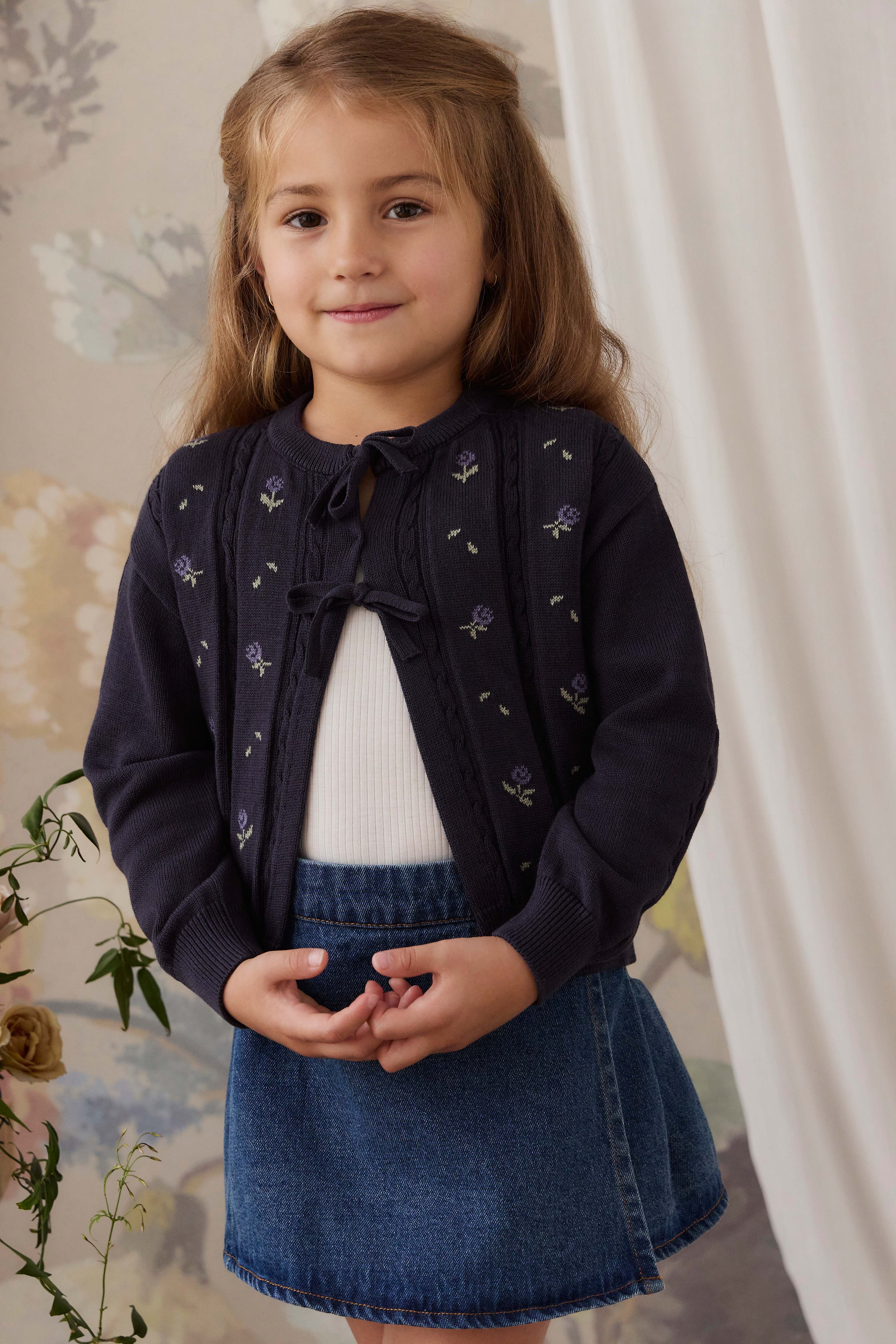 Gilet en maille de coton jacquard floral bleu marine pour fille avec nœud à l'encolure