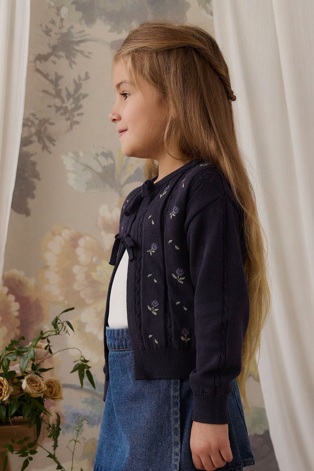 Gilet en maille de coton jacquard floral bleu marine pour fille avec nœud à l'encolure