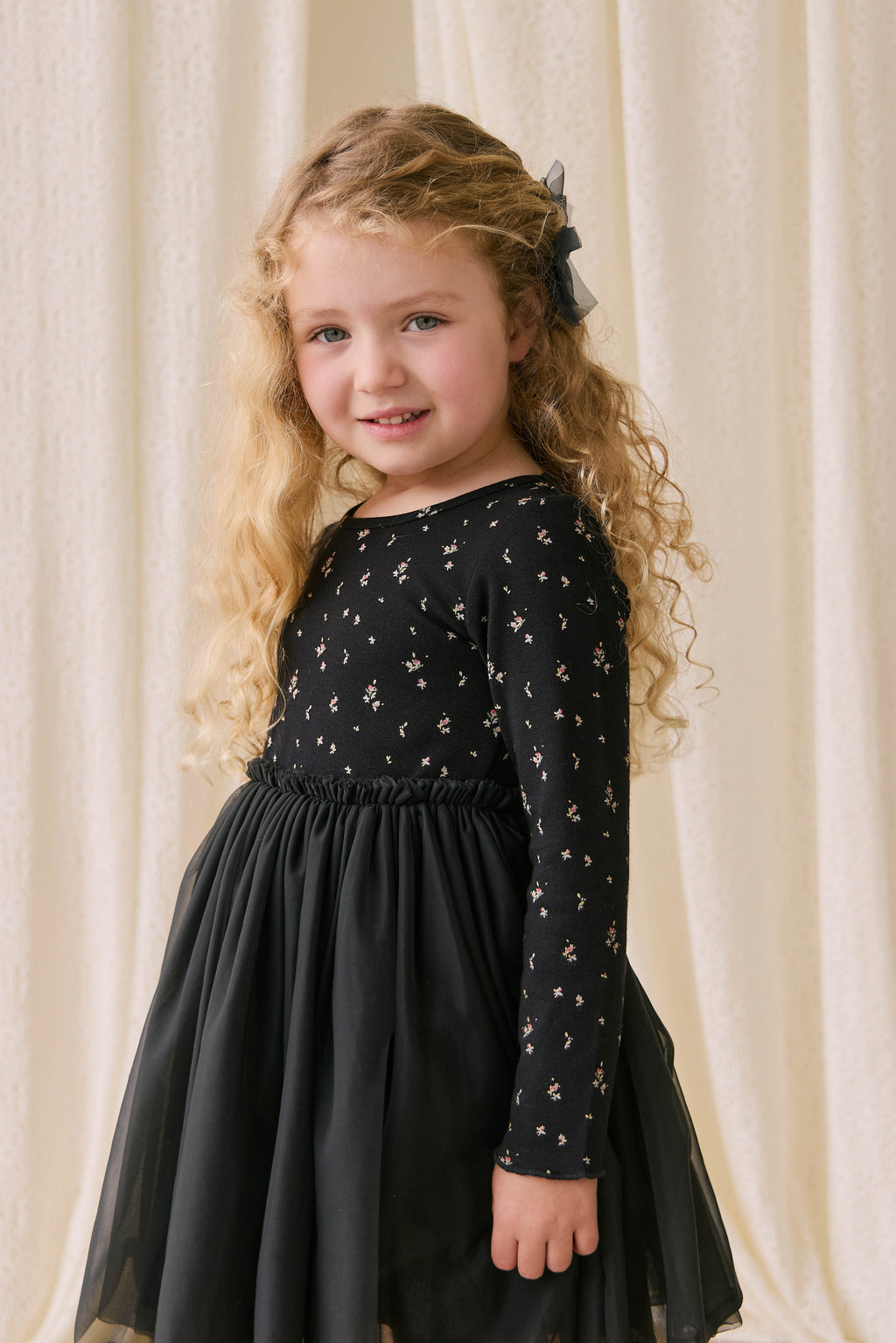Robe en tulle pour fille, noir ébène, motif floral foncé, manches longues et jupe plissée