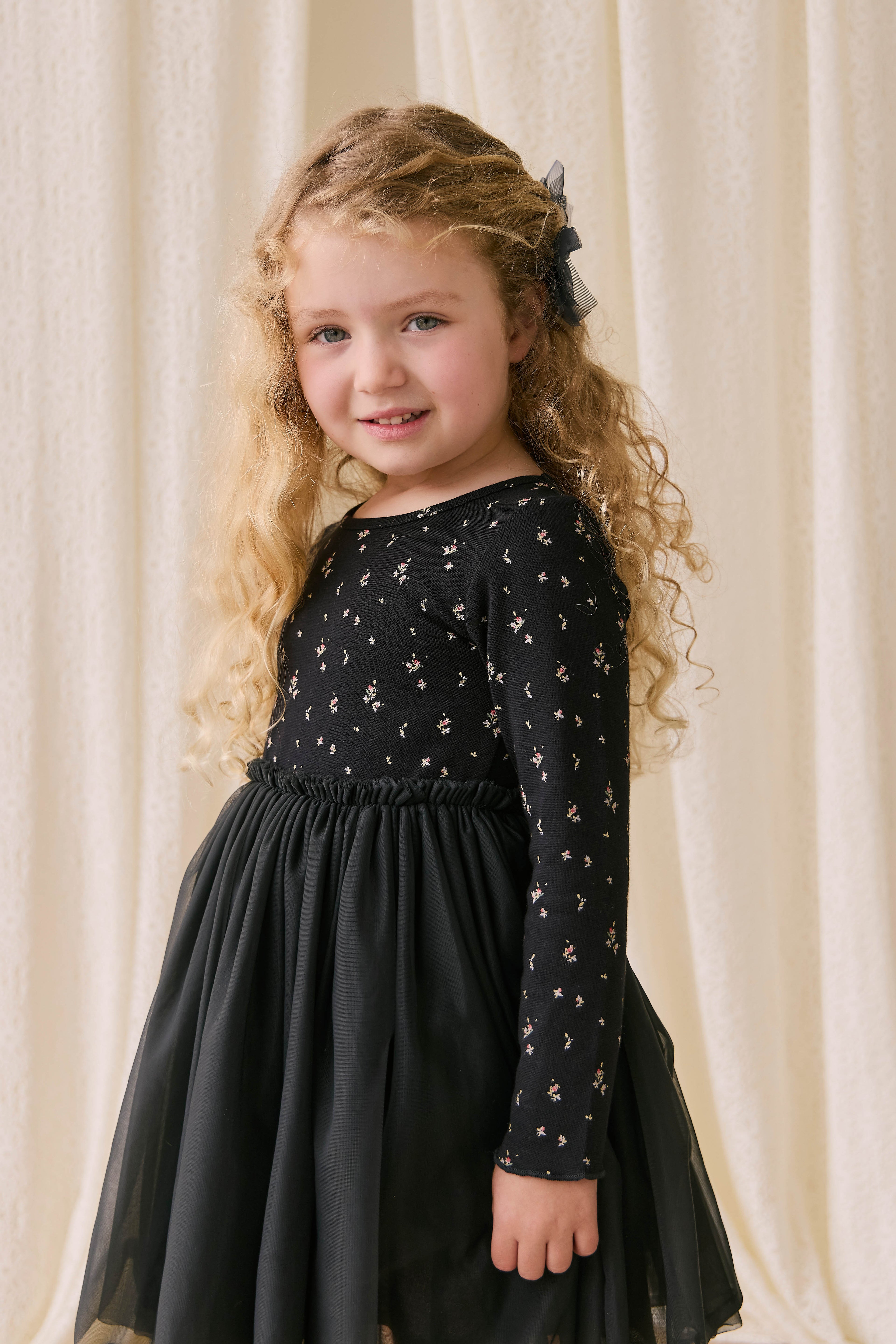 Robe en tulle pour fille, noir ébène, motif floral foncé, manches longues et jupe plissée