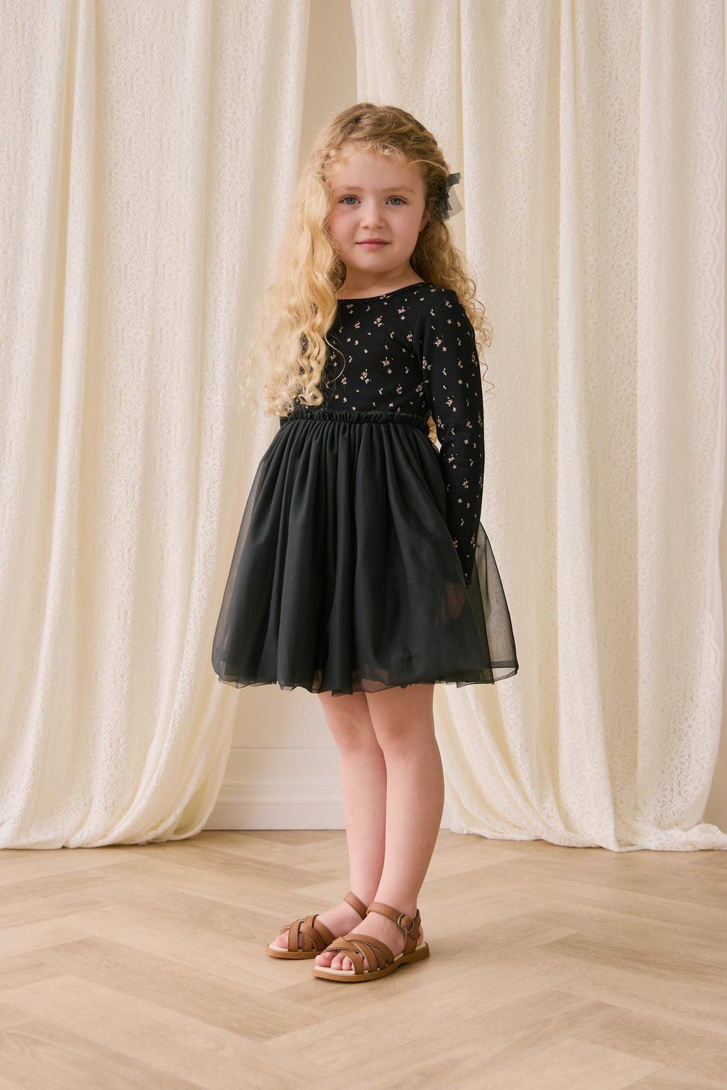 Robe en tulle pour fille, noir ébène, motif floral foncé, manches longues et jupe plissée