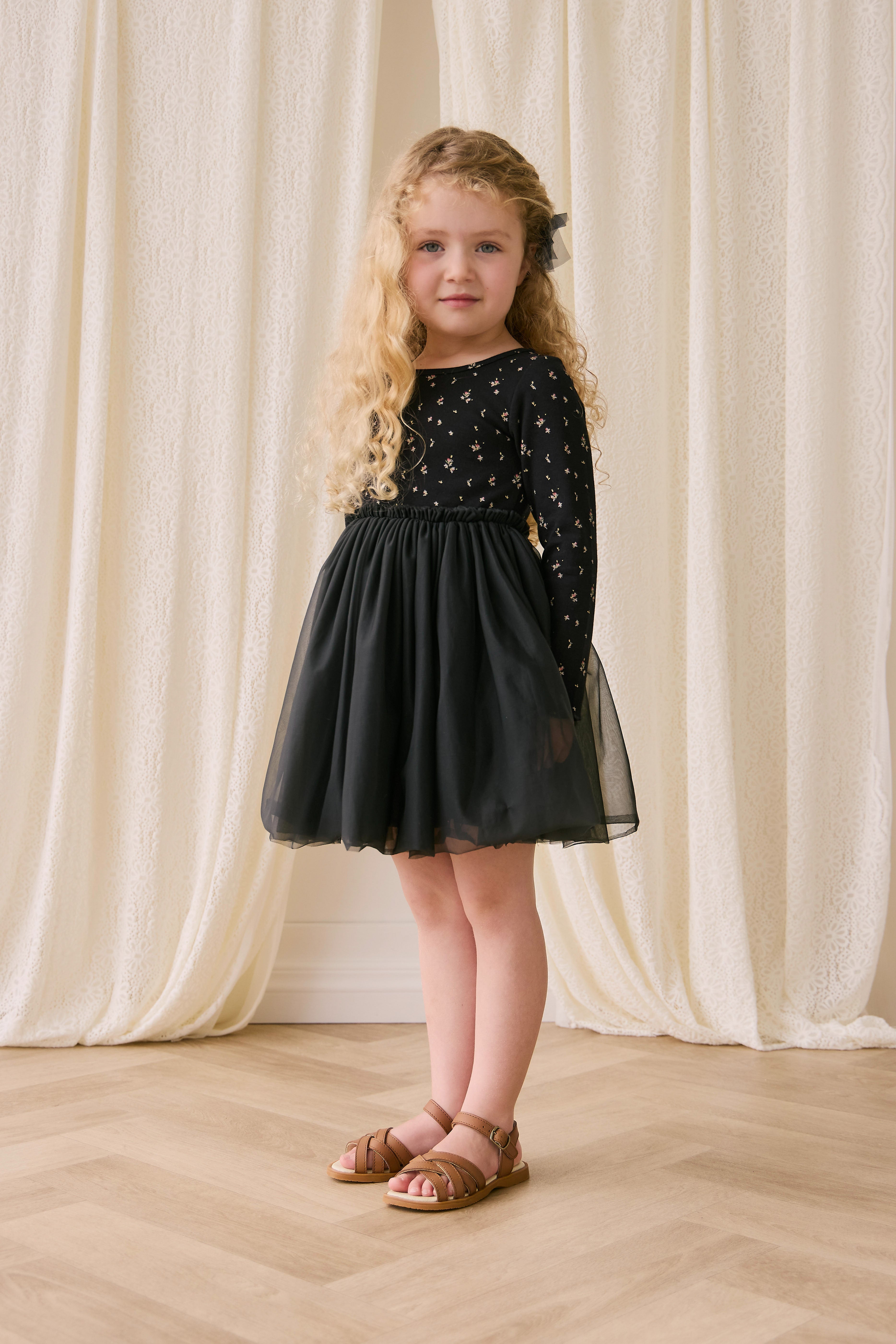 Robe en tulle pour fille, noir ébène, motif floral foncé, manches longues et jupe plissée