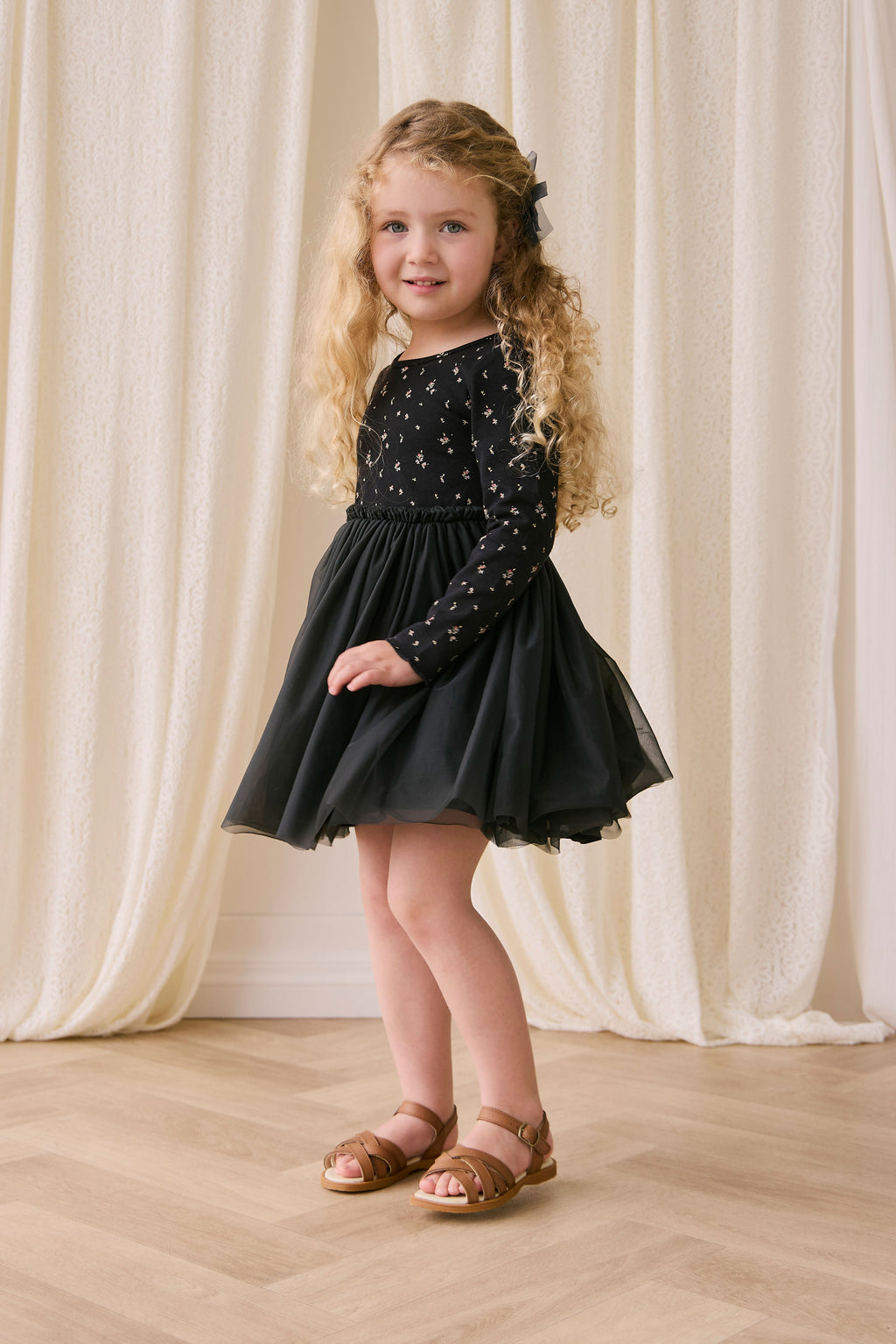 Robe en tulle pour fille, noir ébène, motif floral foncé, manches longues et jupe plissée