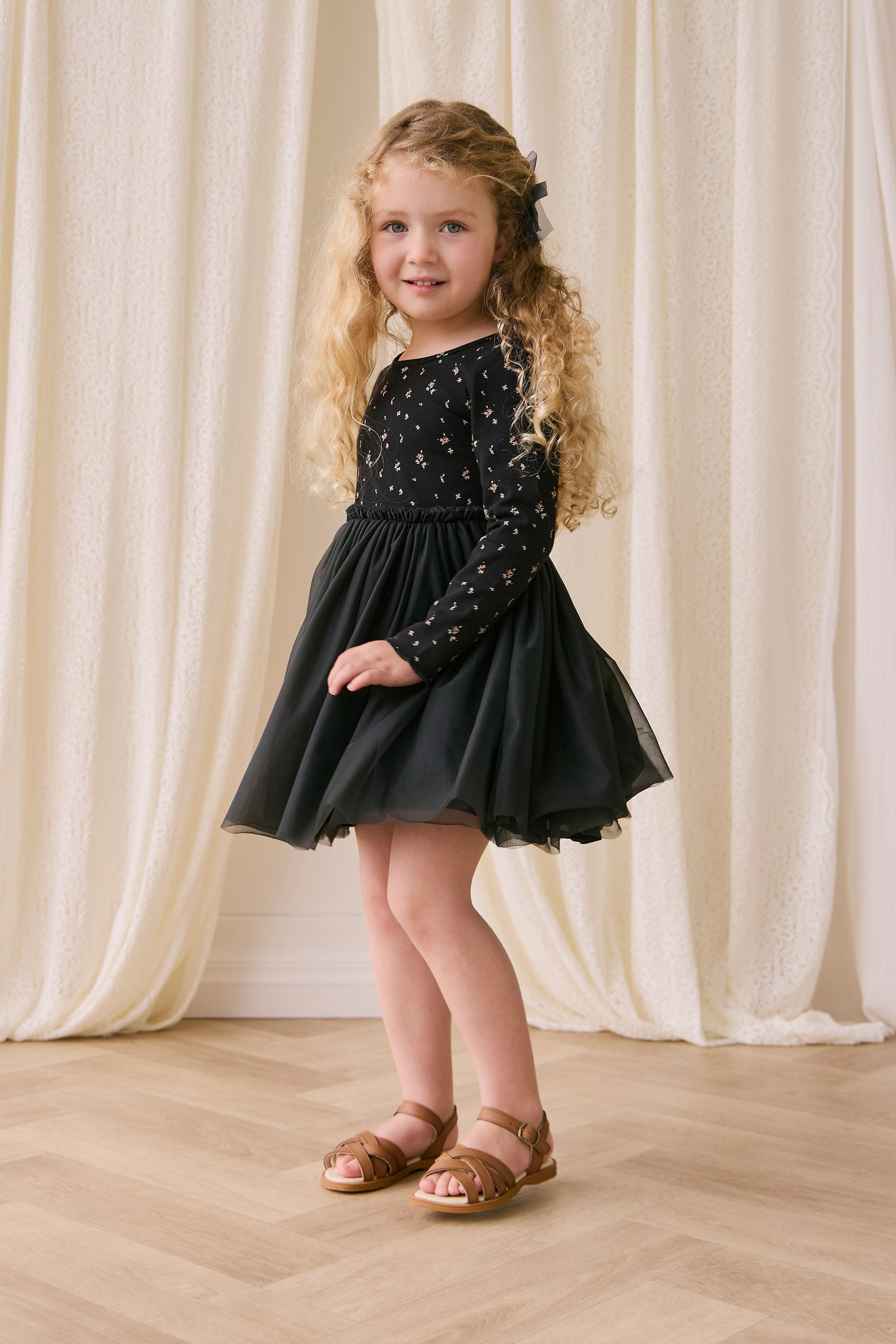 Robe en tulle pour fille, noir ébène, motif floral foncé, manches longues et jupe plissée
