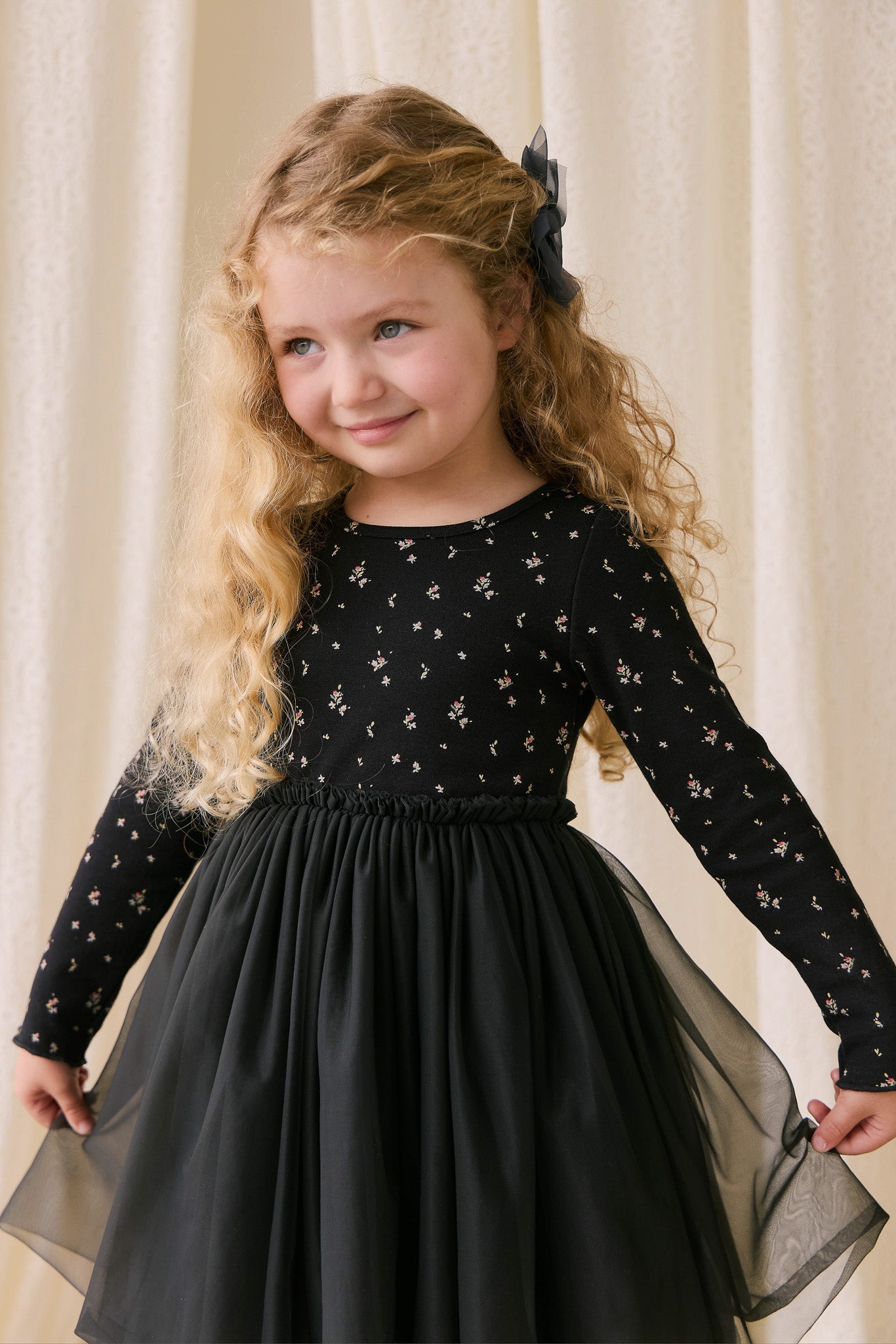 Robe en tulle pour fille, noir ébène, motif floral foncé, manches longues et jupe plissée