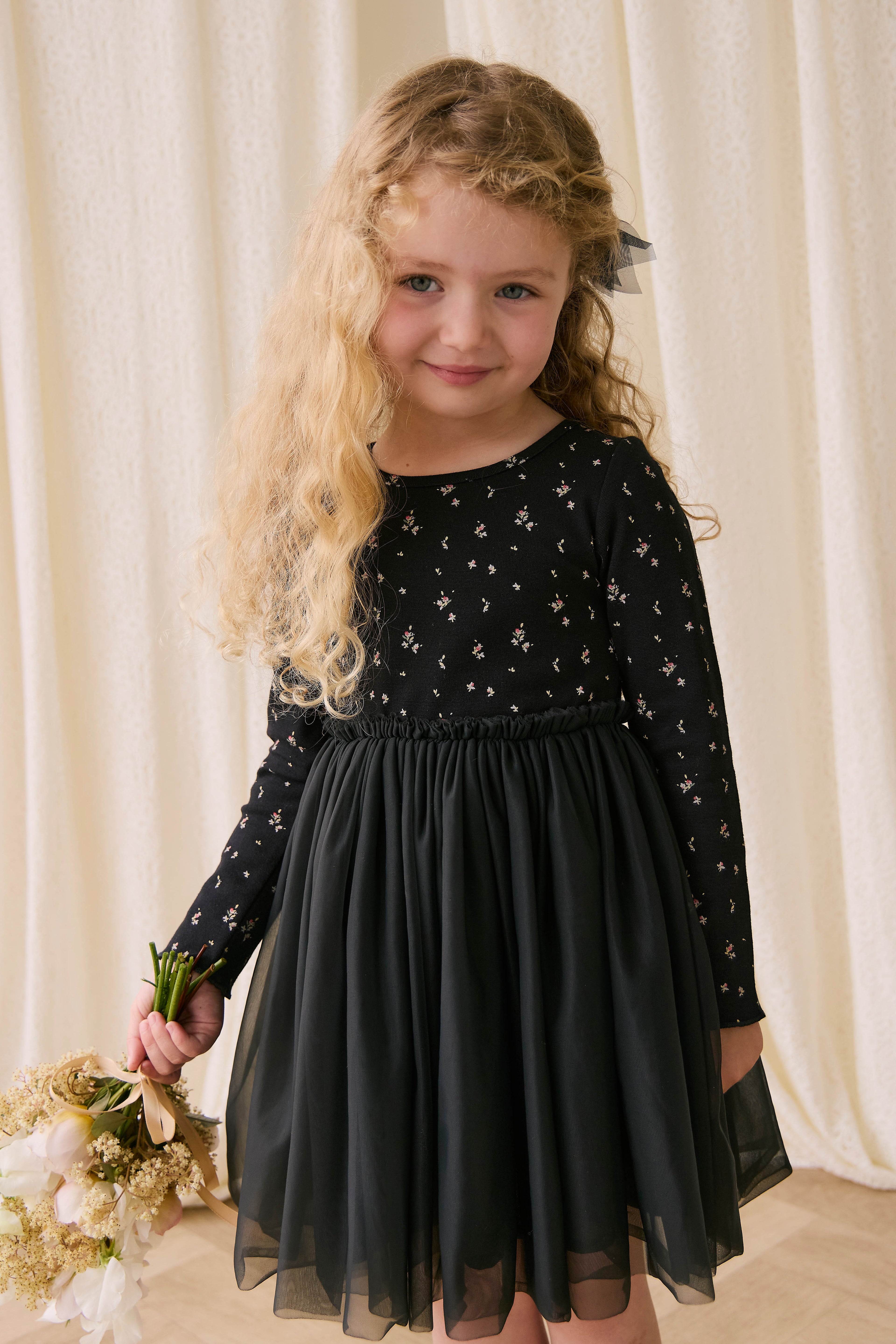 Robe en tulle pour fille, noir ébène, motif floral foncé, manches longues et jupe plissée