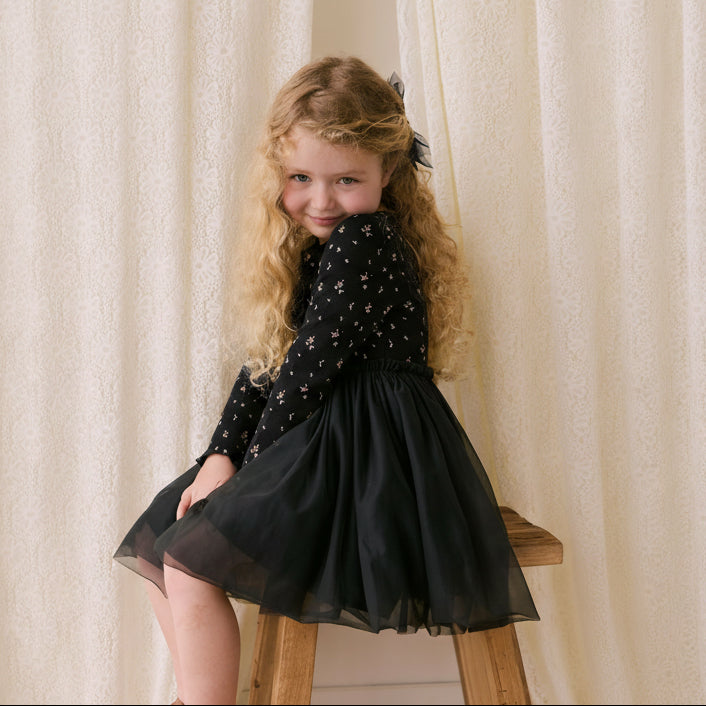 Robe en tulle pour fille, noir ébène, motif floral foncé, manches longues et jupe plissée