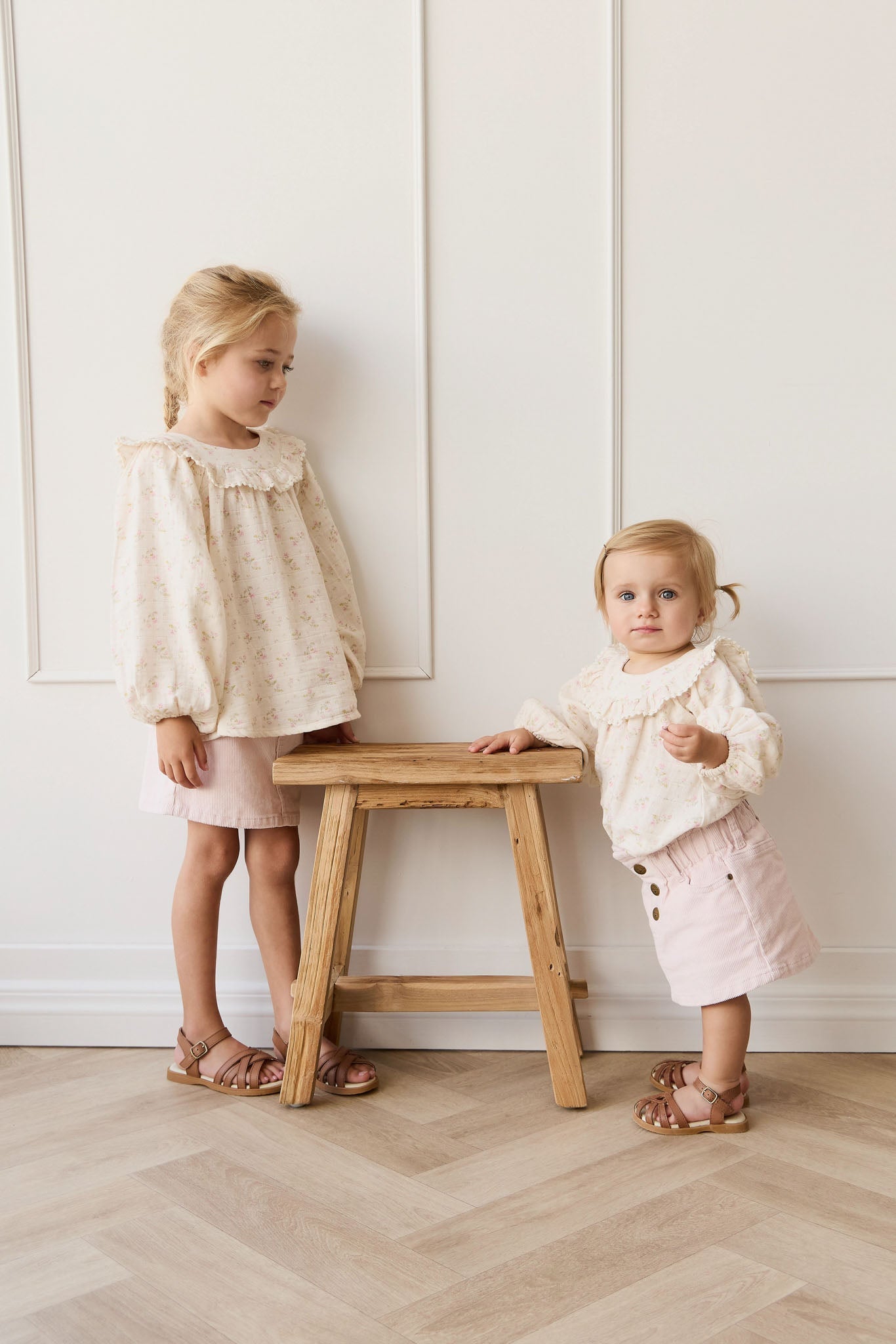 Jupe courte en velours côtelé rose poudré avec boutons sur le devant pour fille