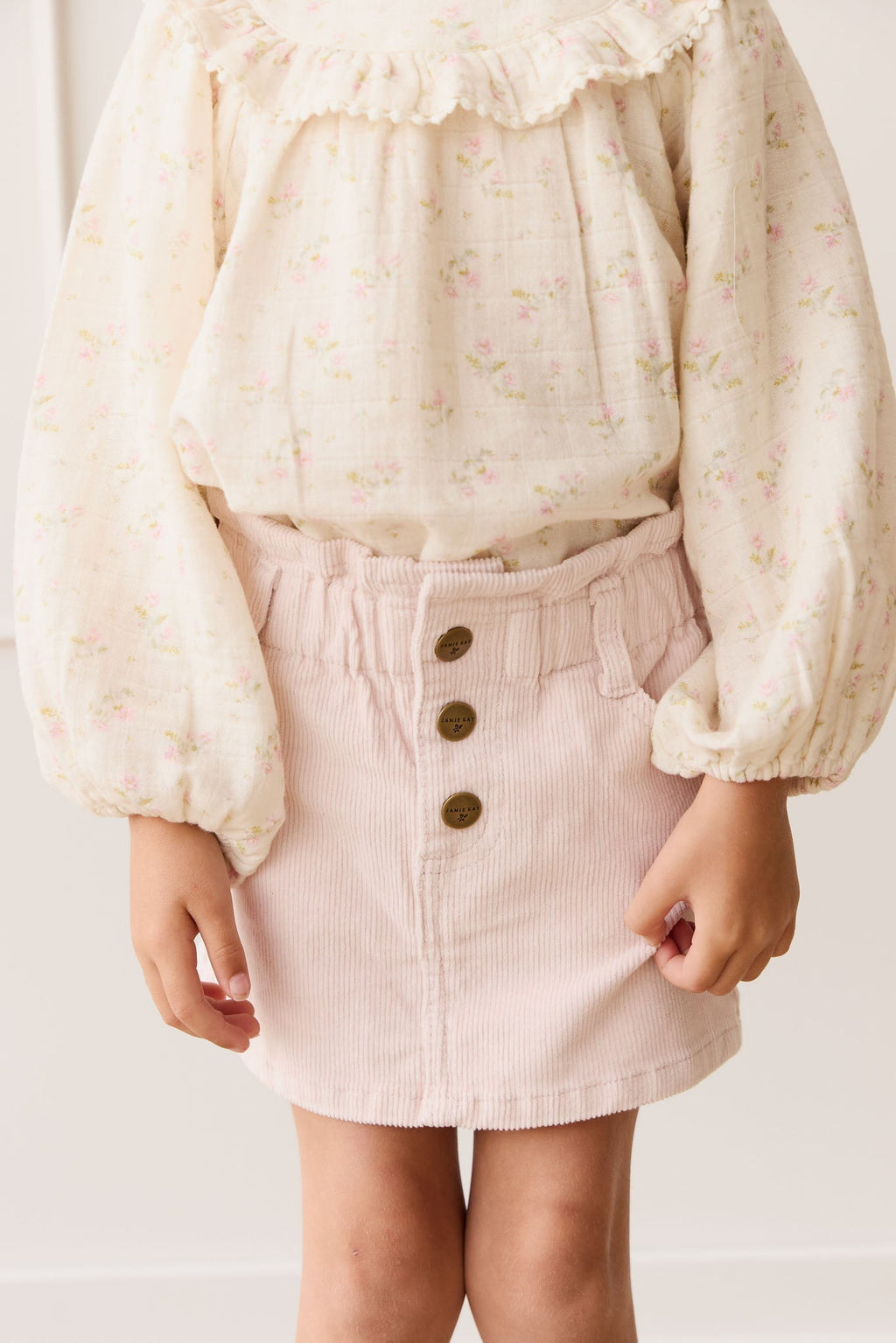 Jupe courte en velours côtelé rose poudré avec boutons sur le devant pour fille