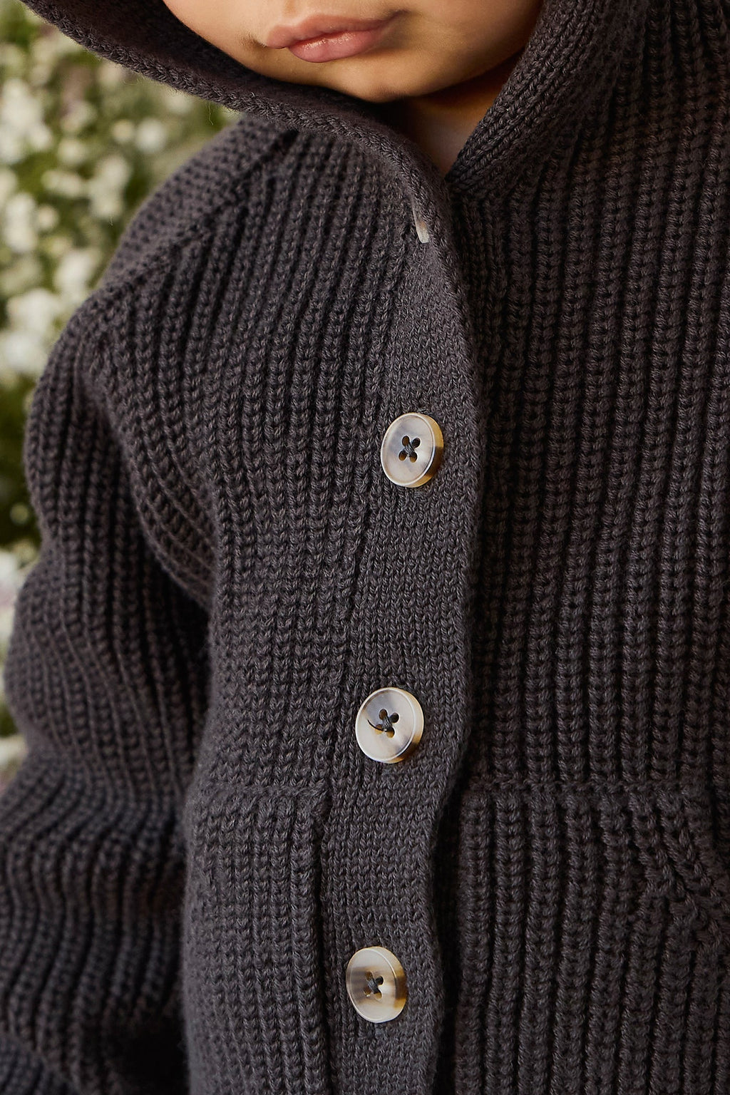 Gilet bébé/tout-petit à capuche et oreilles d'ours en tricot gris foncé, boutonné